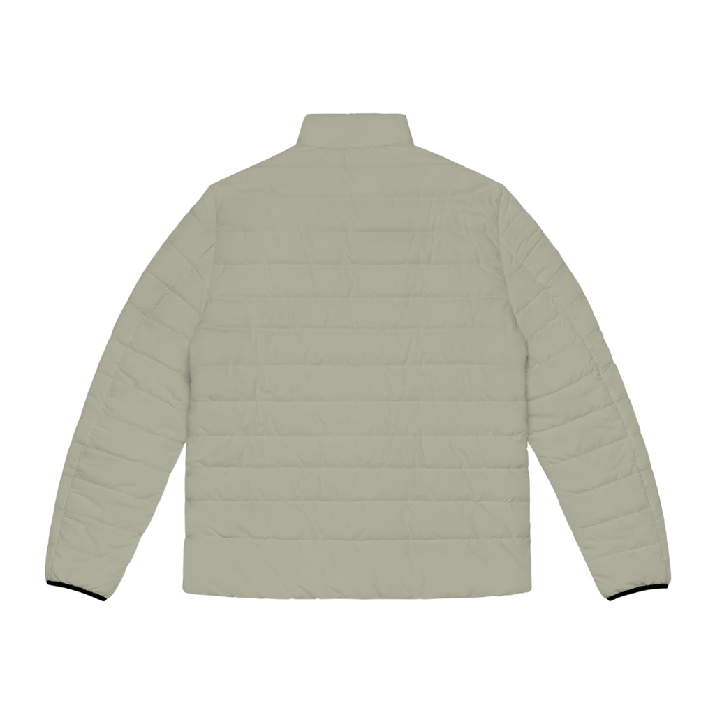Eine freigestellte, schwebende Herren-Pufferjacke mit der Rückenansicht in einem Aschgrauen Farbton. Die Jacke ist horizontal gesteppt, hat eine glatte Oberfläche sowie einen hohen Stehkragen.  Designed, by Just a Girl