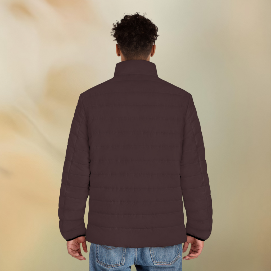 Ein männliches Model zeigt tragend die Herren-Pufferjacke mit der Rückenansicht in einem Schokoladenbraunen Farbton. Die Jacke ist horizontal gesteppt, hat eine glatte Oberfläche sowie einen hohen Stehkragen. Designed, by Just a Girl

