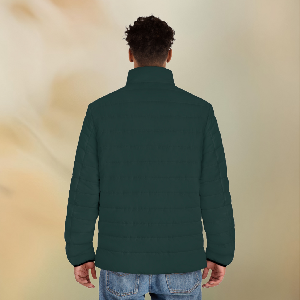 Ein männliches Model zeigt tragend mit der Rückenansicht die Herren-Pufferjacke  in einem Tiefen Tafel Farbton. Die Jacke ist horizontal gesteppt, hat eine glatte Oberfläche sowie einen hohen Stehkragen.  Designed, by Just a Girl