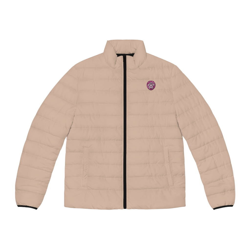 Eine freigestellte, schwebende Herren-Pufferjacke Vorderansicht in einem Wüstensand Farbton. Die Jacke ist horizontal gesteppt, hat eine glatte Oberfläche, einen hohen Stehkragen und einen durchgehenden Reißverschluss der Schwarz ist . Auf der linken Brusthöhe ist ein Emblem im Maori Stil. Designed, by Just a Girl

