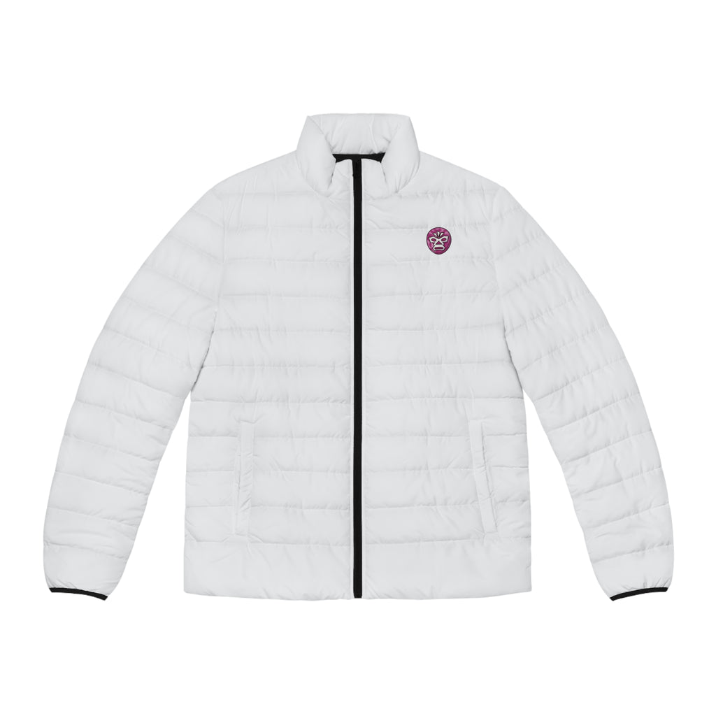 Eine freigestellte, schwebende Herren-Pufferjacke in einem Elfenbein Farbton. Die Jacke ist horizontal gesteppt, hat eine glatte Oberfläche, einen hohen Stehkragen und einen durchgehenden Reißverschluss der schwarz ist. Die Jacke hat auf der linken Brust ein Emblem im Maori Stil. Designed, by Just a Girl

