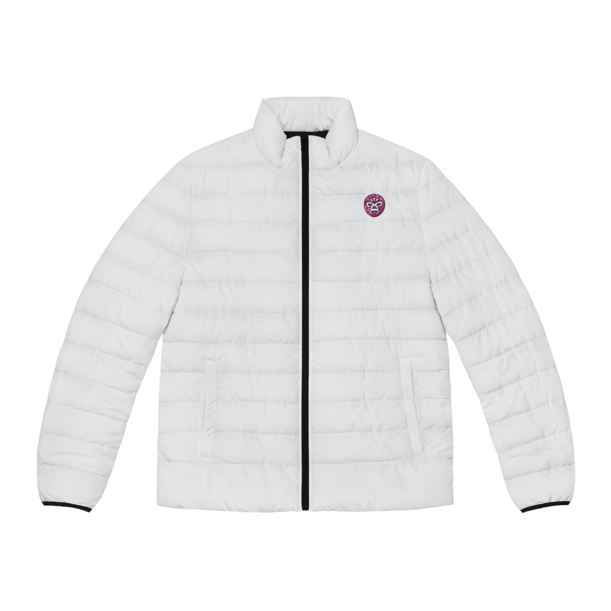 Eine freigestellte, schwebende Herren-Pufferjacke in einem Elfenbein Farbton. Die Jacke ist horizontal gesteppt, hat eine glatte Oberfläche, einen hohen Stehkragen und einen durchgehenden Reißverschluss der schwarz ist. Die Jacke hat auf der linken Brust ein Emblem im Maori Stil. Designed, by Just a Girl

