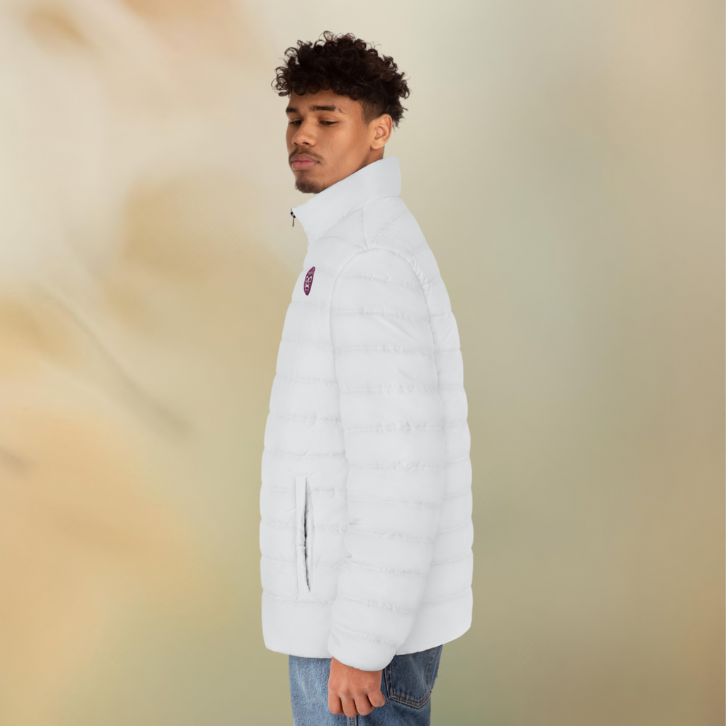 Ein männliches Model zeigt tragend der seitlichen linken Ansicht die Herren-Pufferjacke in einem Elfenbein Farbton. Die Jacke ist horizontal gesteppt, hat eine glatte Oberfläche, einen hohen Stehkragen und einen durchgehenden Reißverschluss der schwarz ist. Die Jacke hat auf der linken Brust ein Emblem im Maori Stil. Designed, by Just a Girl

