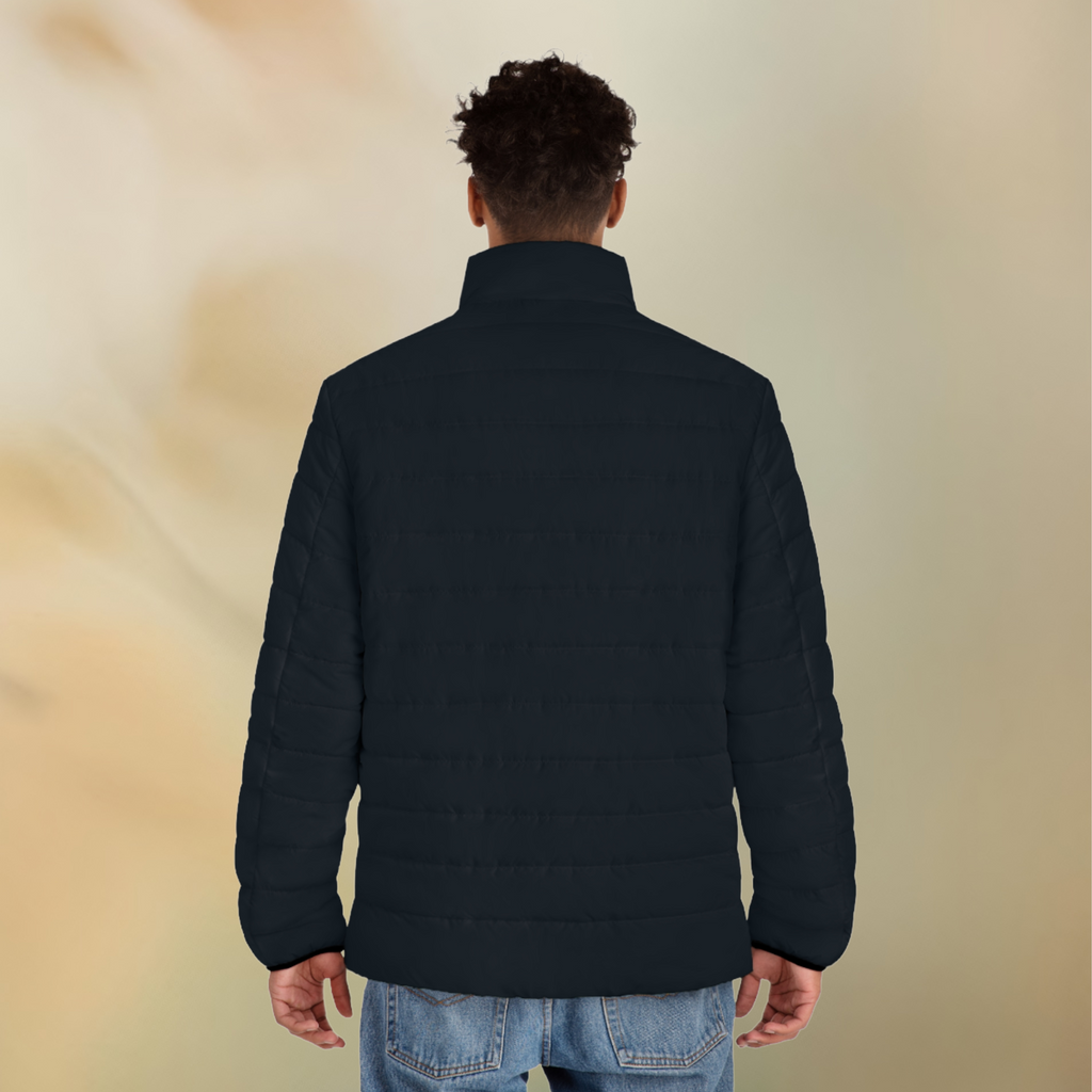 Ein männliches Model zeigt tragend mit der Rückenansicht die  Herren-Pufferjacke in einem natürlichen schwarzen Farbton. Die Jacke ist horizontal gesteppt, hat eine glatte Oberfläche sowie einen hohen Stehkragen.  Designed, by Just a Girl

