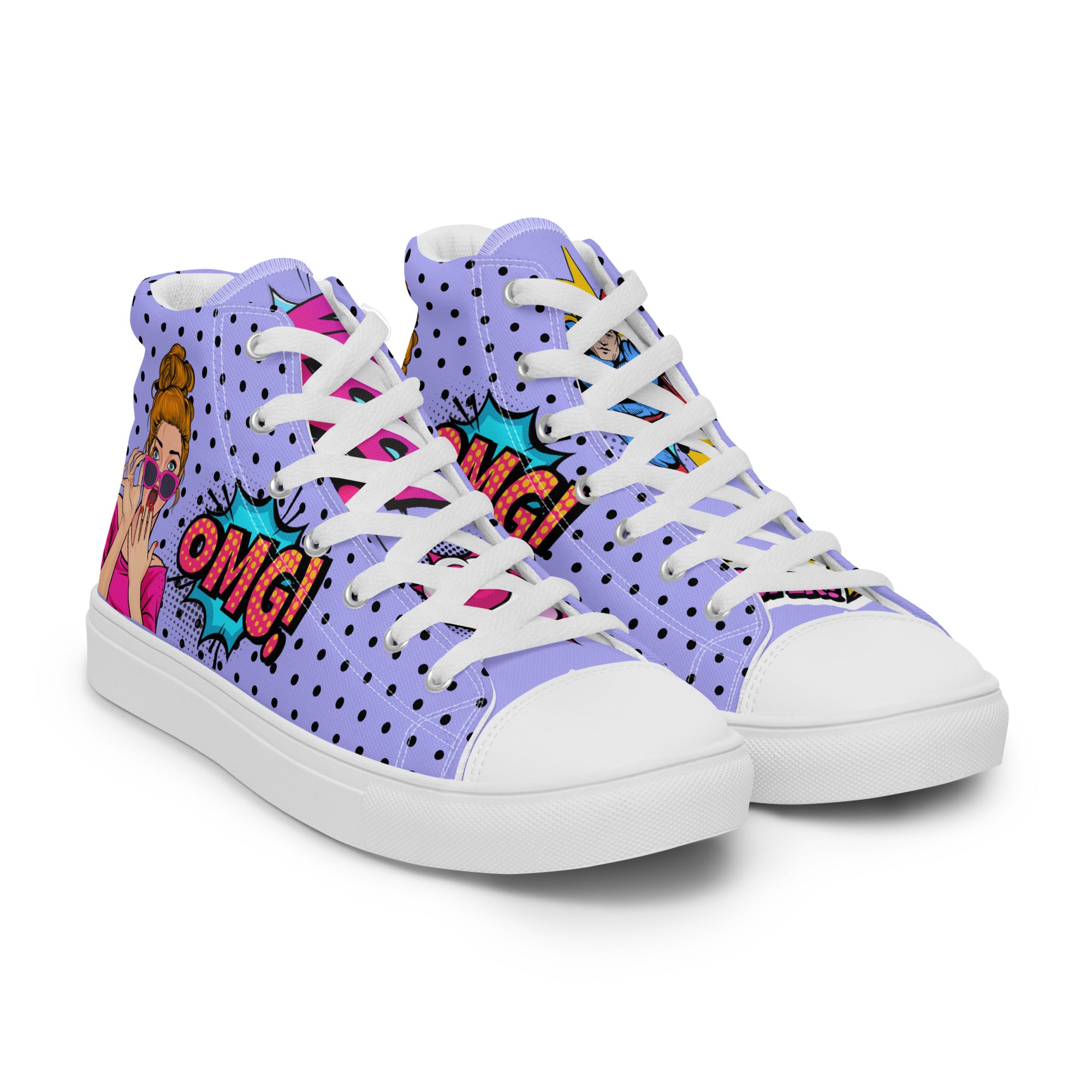 Ansicht von vorne der  High-Top-Canvas-Sneaker im Pop-Art-Stil. Der Schuh hat einen lila Hintergrund mit schwarzen Punkten, eine Comic-Frau und eine "OMG!"-Sprechblase. Die linke Schuhzunge zeigt ein Superman-Logo und eine "OK!"-Sprechblase, die rechte Zunge eine "Yesss!"-Sprechblase. Sohlen, Zehenkappen und Schnürsenkel sind weiß. Designed, y Just a Girl.