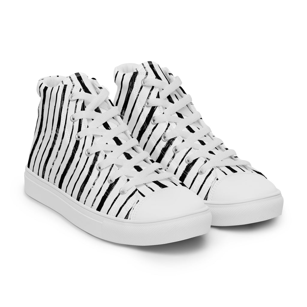 Ansicht von vorne der  HIgh Top Canvas mit einem schwarz-weissem Streifenmuster die schwarzen Linien sind aber unbeständig. Sohlen, Zehenkappen und Schnürsenkel sind weiß. Designed, by Just a Girl.