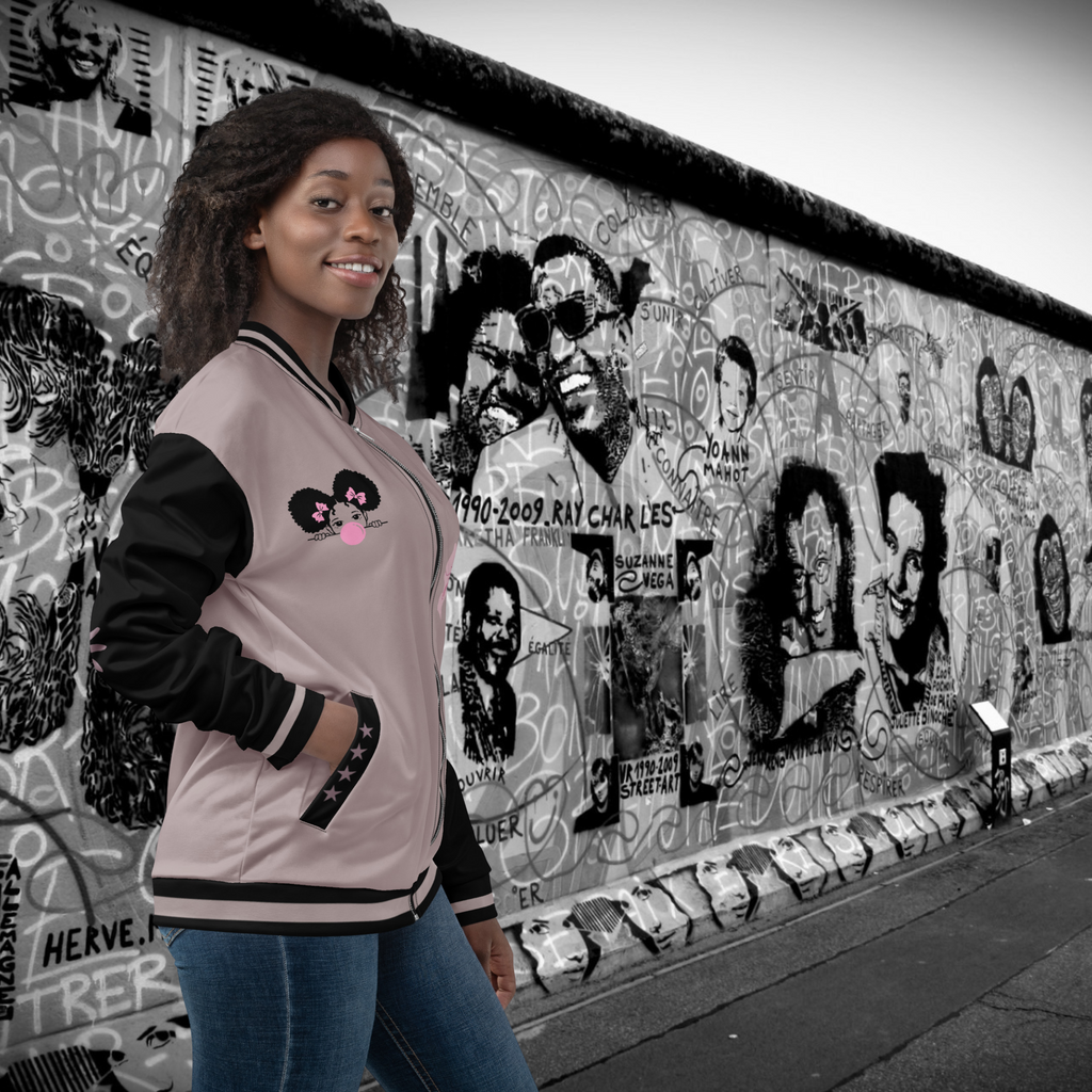 Die Jacke im College Bomber Style "Bubble Girl mit seitlicher rechten Ansicht. By Just a Girl.