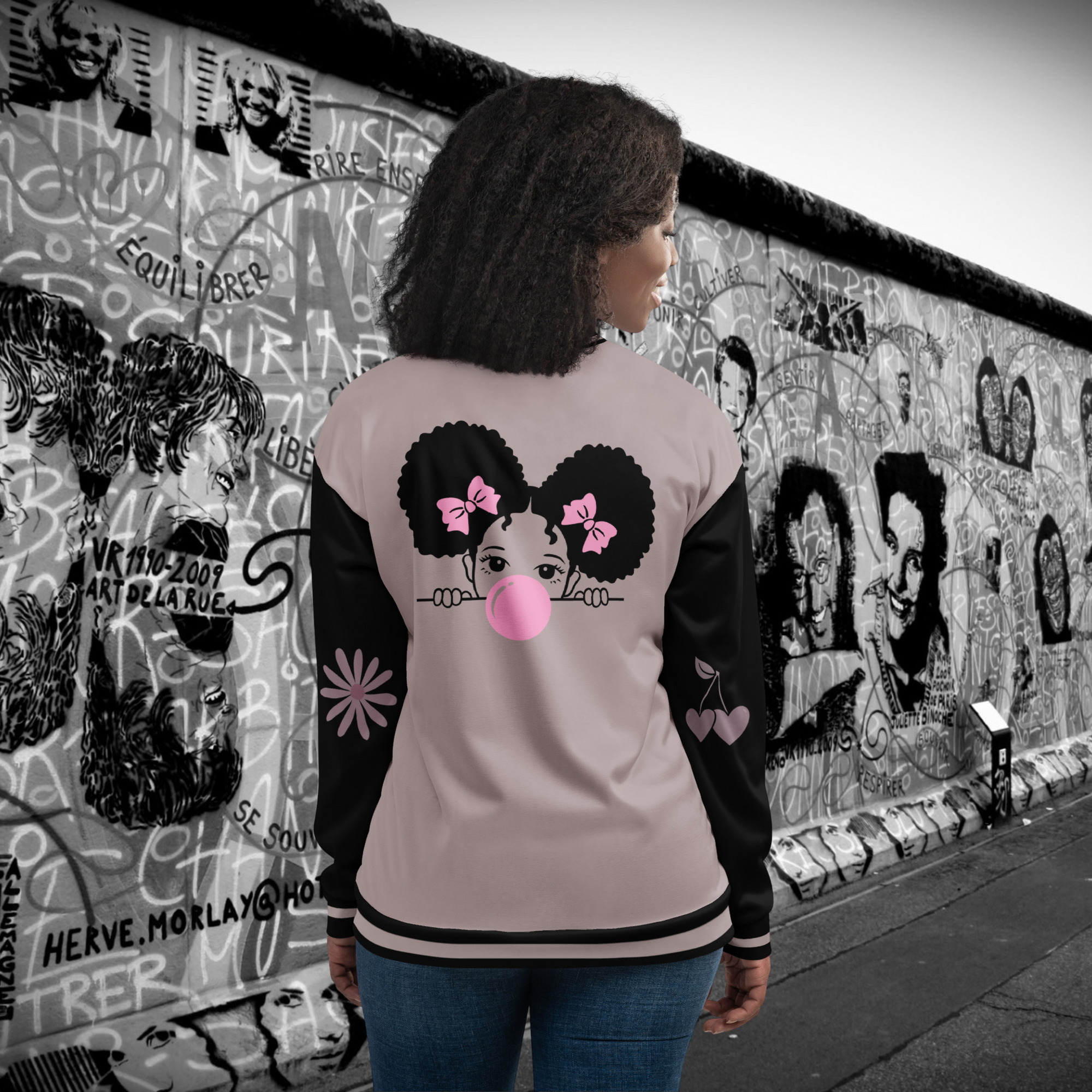 Jacke im College Bomber Style "Bubble Girl" Rückenansicht mit Grossem Bubble Girl drauf. Auf dem linken Ärmel ist eine dezente Blume und auf der rechten seite ist ein Herzpaar im Kirschenstyle. By Just a Girl.