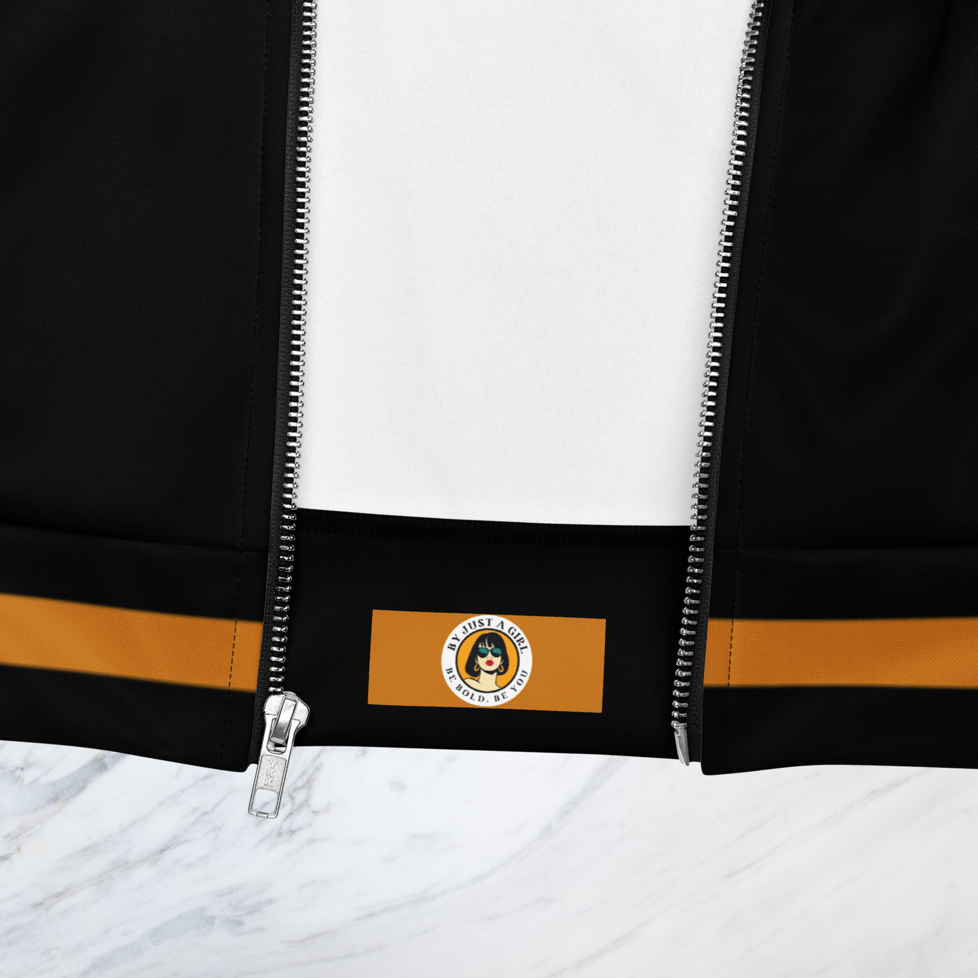 Die Jacke zeigt den Innenbund mit der Logo ansicht by Just a Girl.