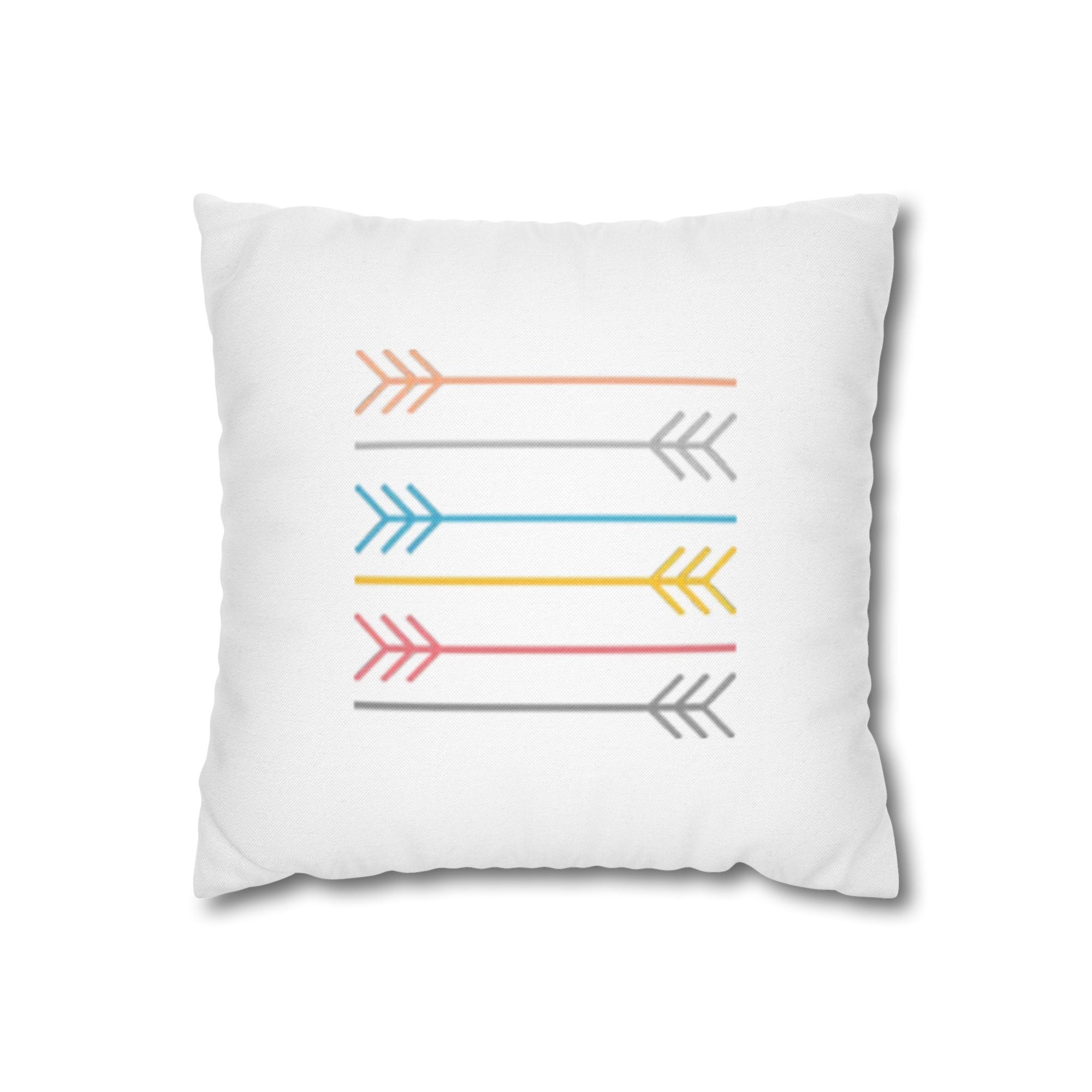 Ein weißes, quadratisches Kissen, bedruckt mit fünf horizontalen, gestapelten Pfeilen. Die Pfeile sind in verschiedenen, zarten Farben gehalten, darunter ein heller Orange-, Grau-, Blau-, Gelb-, Rosa- und ein dunkler Grauton. Das Kissen wird von oben gesehen und hat einen Schattenwurf, der es auf einem weißen Hintergrund schweben lässt.