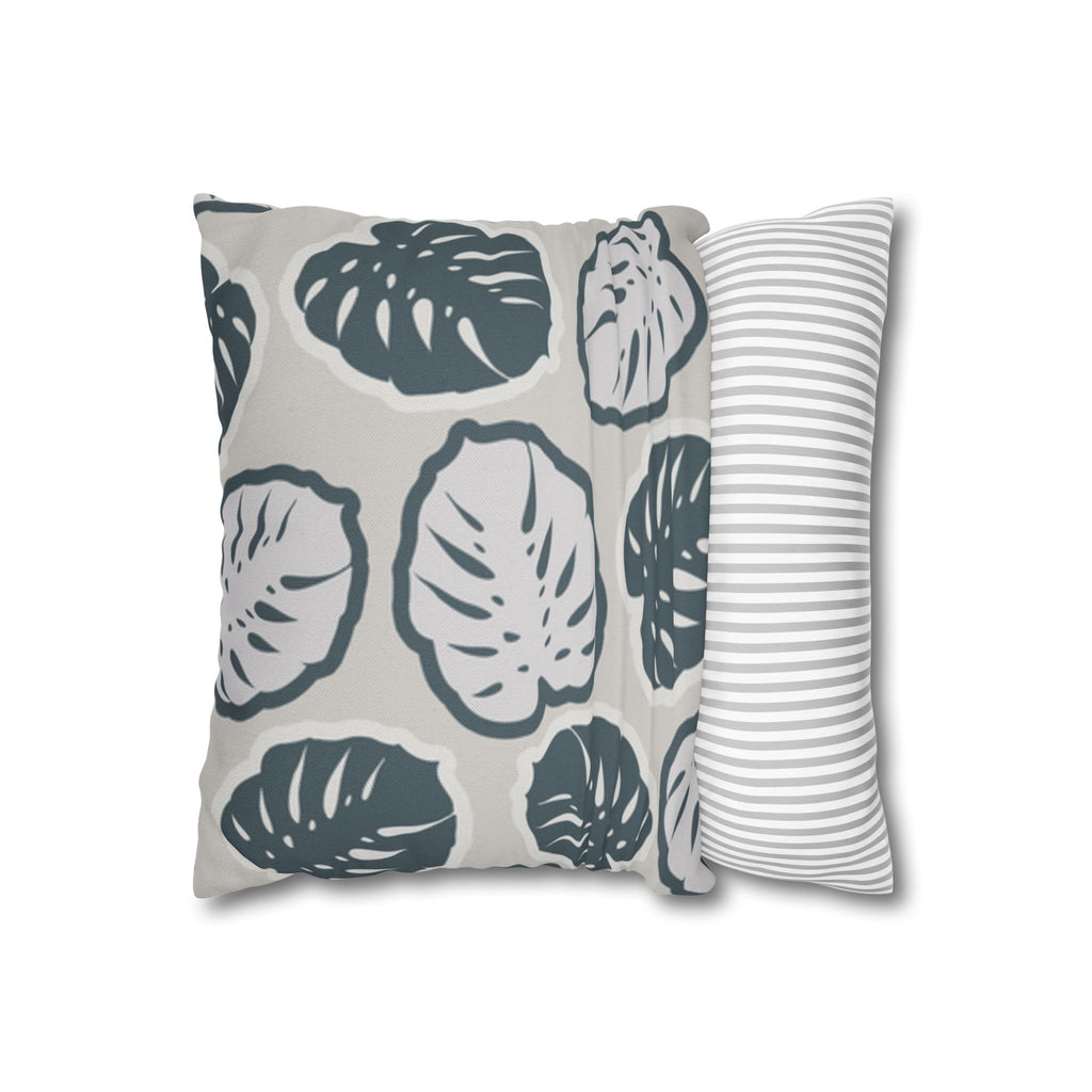 Ansicht des Kissenbezuges halb über das Kissen gezogen.