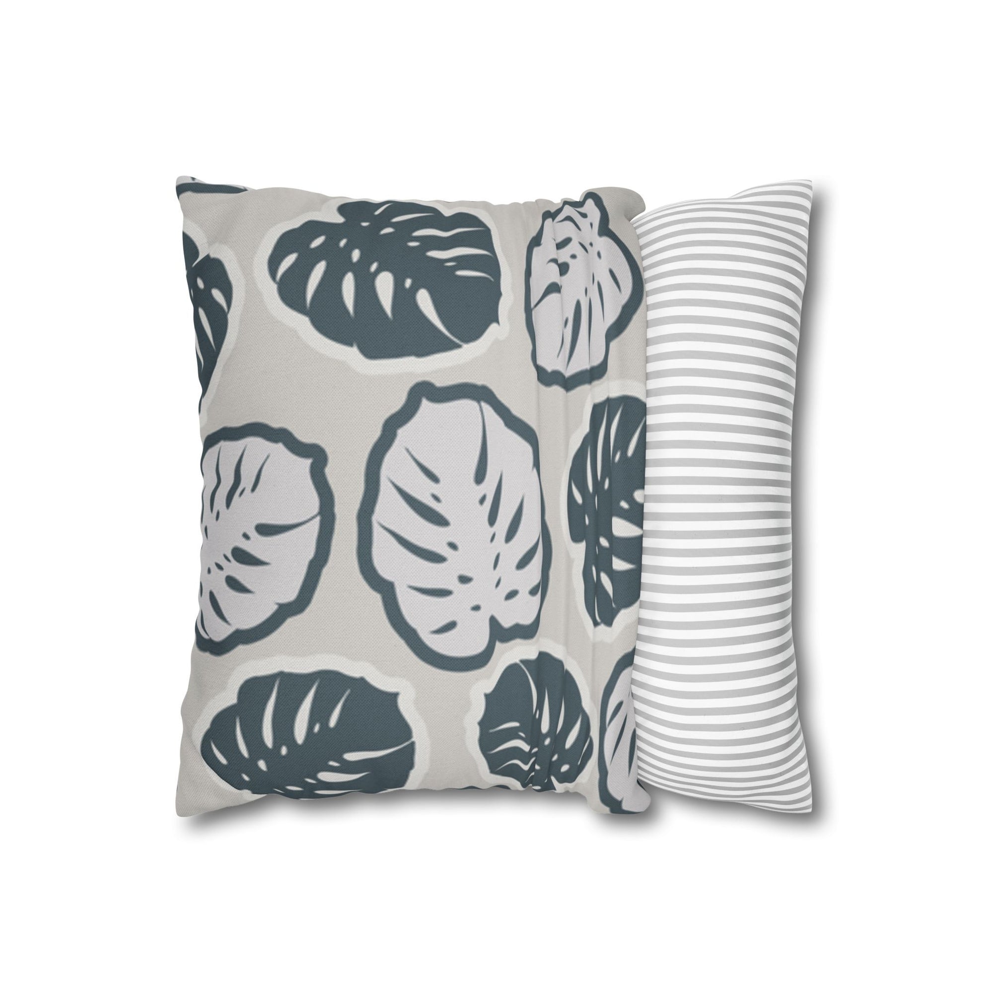 Ansicht des Kissenbezuges halb über das Kissen gezogen.