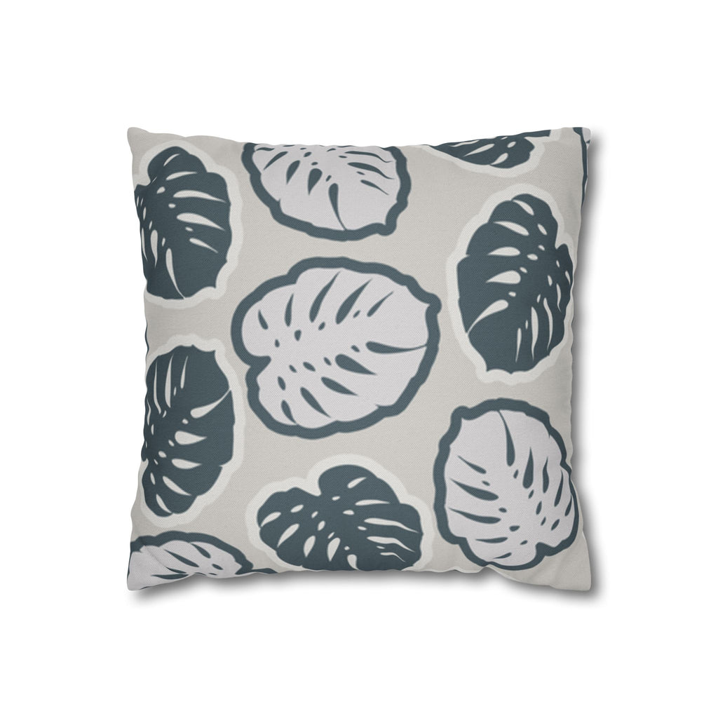 Ein quadratisches Kissen, das mit einem sich wiederholenden Monstera-Blatt-Muster bedruckt ist. Die Blätter sind in zwei verschiedenen Schattierungen und Formen dargestellt. Das Kissen wird von oben gesehen und hat einen Schattenwurf, der es auf einem weißen Hintergrund schweben lässt.