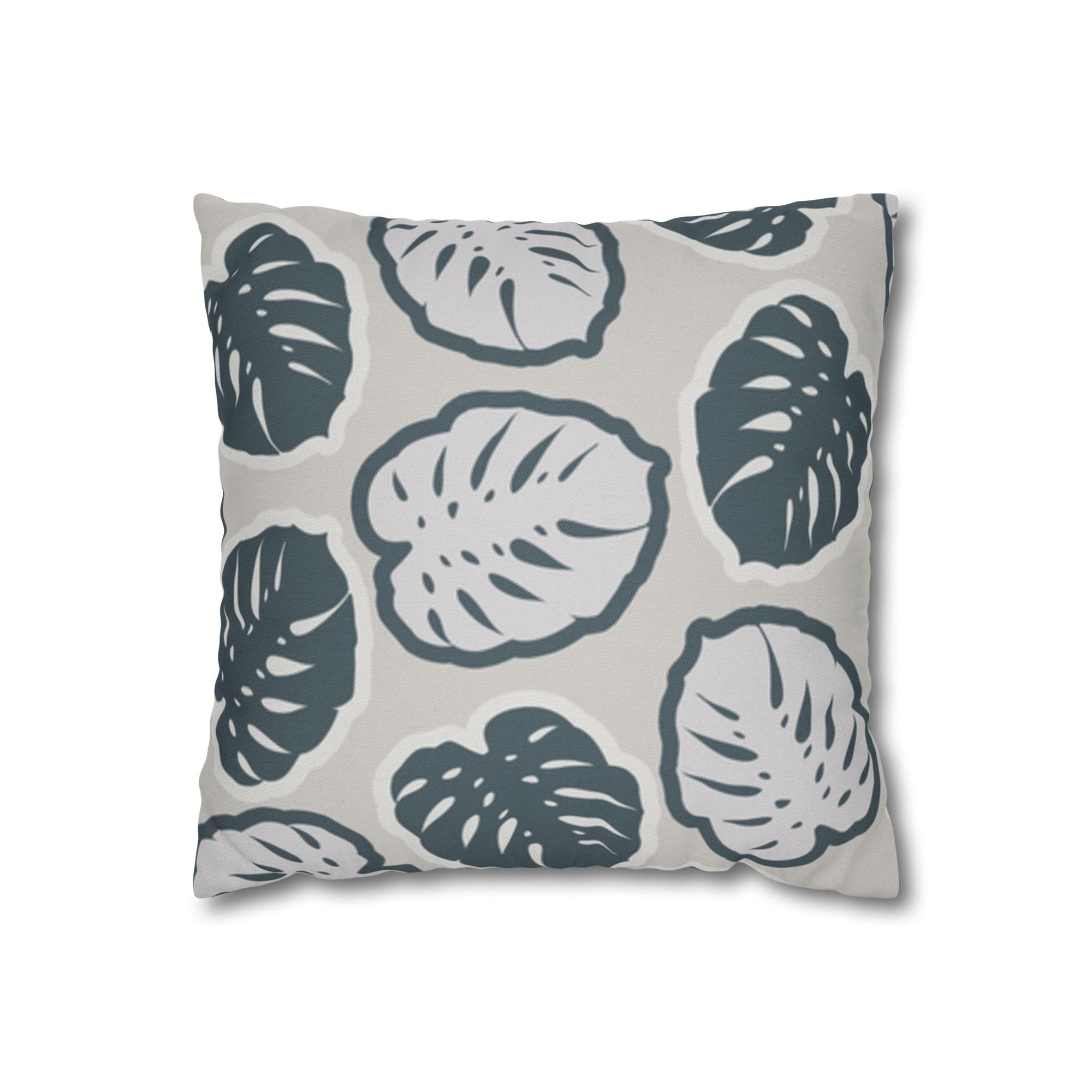 Ein quadratisches Kissen, das mit einem sich wiederholenden Monstera-Blatt-Muster bedruckt ist. Die Blätter sind in zwei verschiedenen Schattierungen und Formen dargestellt. Das Kissen wird von oben gesehen und hat einen Schattenwurf, der es auf einem weißen Hintergrund schweben lässt.