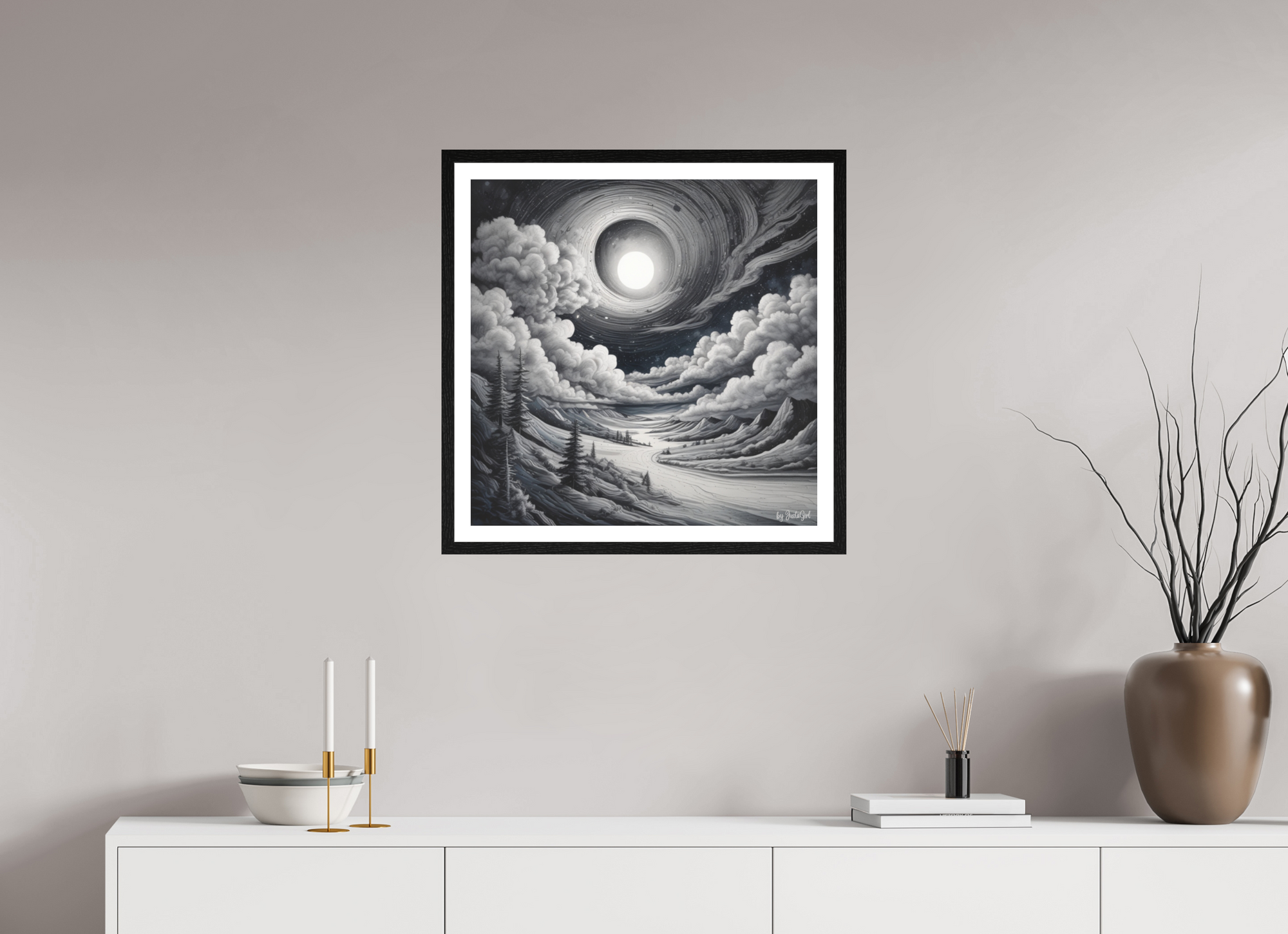 Das Kunstwerk in Schwarz-Weiß mit einem Passepartout Rahmen in Eiche Schwarz hängend oberhalb eines Sideboards als Wanddekoration mit einer sanften grau-beigen Wand. Ein leuchtendes Himmelsauge öffnet sich spiralartig über einer stillen Landschaft. Zeit scheint stillzustehen - zwischen Tag und Nacht, zwischen Traum und Erwachen. Mystisch, friedlich, tief bewegend. Designed, by Just a Girl.