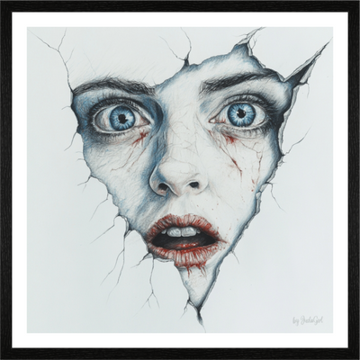 Das Kunstwerk "Die Maske fällt - Ich bin" zeigt ein Gesicht mit großen, blauen Augen und geöffnetem Mund, das durch eine rissige, weiße Oberfläche bricht. Um die Lippen und unter den Augen sind Blutflecken sichtbar. Das Bild ist in einem schwarzen Eichen Rahmen. Designed, by Just a Girl.