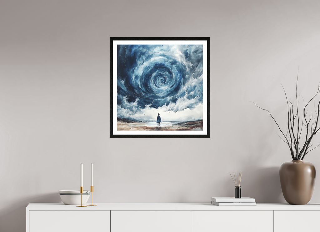 Das Kunstwerk "The Eye oft the Storm": Ausdruck innerer Stärke inmitten des Chaos - ein Symbol für Wandel, Krisen und stille Kraft i Zentrum des Sturms. Hängt oberhalb eines weissen Sideboards mit Dekoration. Designed, by Just a Girl.