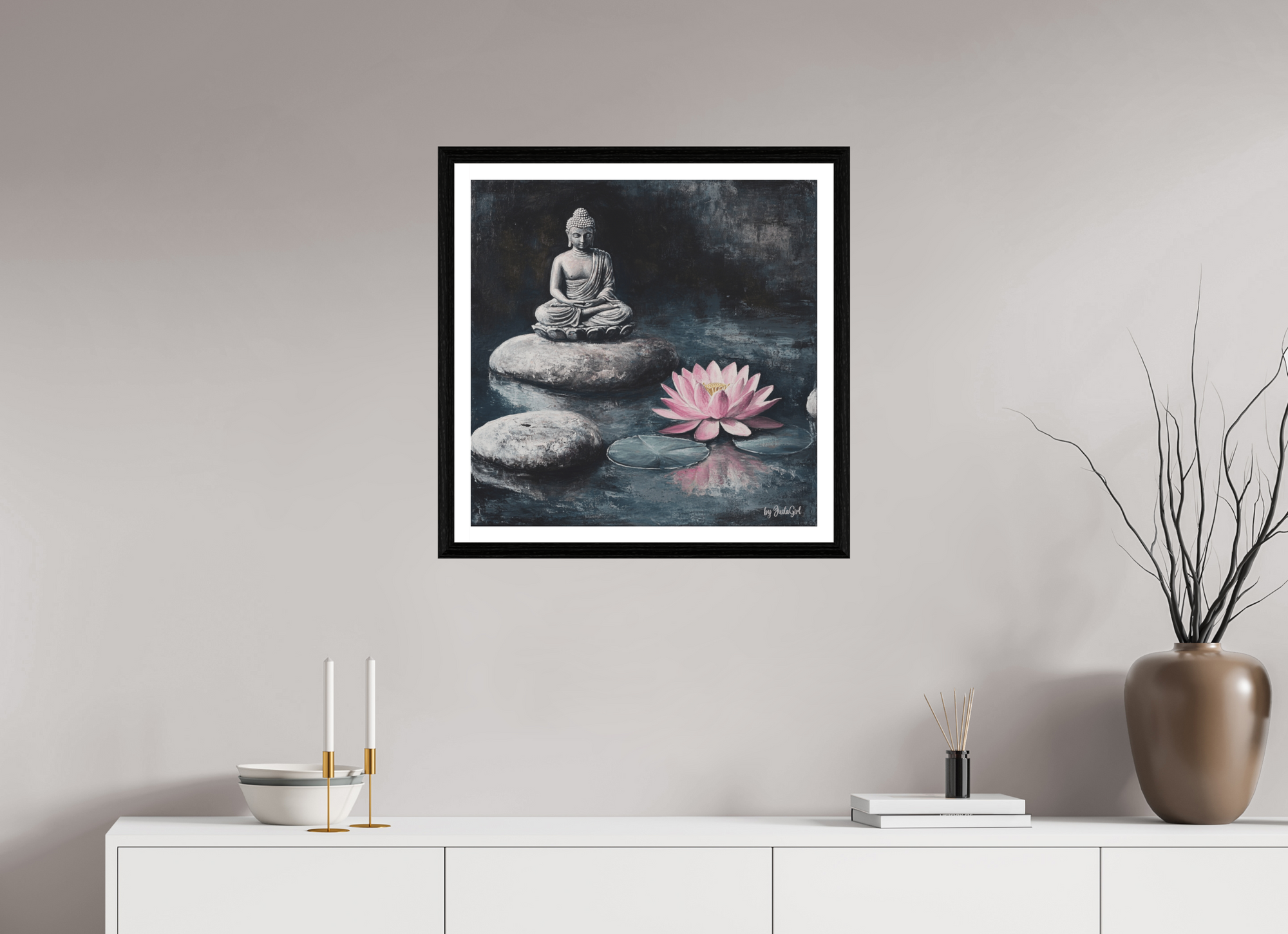 Mit unserem faszinierenden Gemälde "Frieden &amp; Harmonie". Dieses Kunstwerk zeigt einen meditierenden Buddha, der auf einem Stein im ruhigen Wasser sitzt, umgeben von einer Lotusblüte, die sich zart und spiegelnd im Wasser widerspiegelt. Die sanften rosa Töne verleihen diesem Gemälde eine ruhige und beruhigende Atmosphäre, die jeden Raum in eine Oase der Entspannung verwandelt.  Hängend oberhalb eines weißen Sideboards mit minimalistischer Dekoration an einer sanften grau-beigen Wand mit einem Holzrahmen.