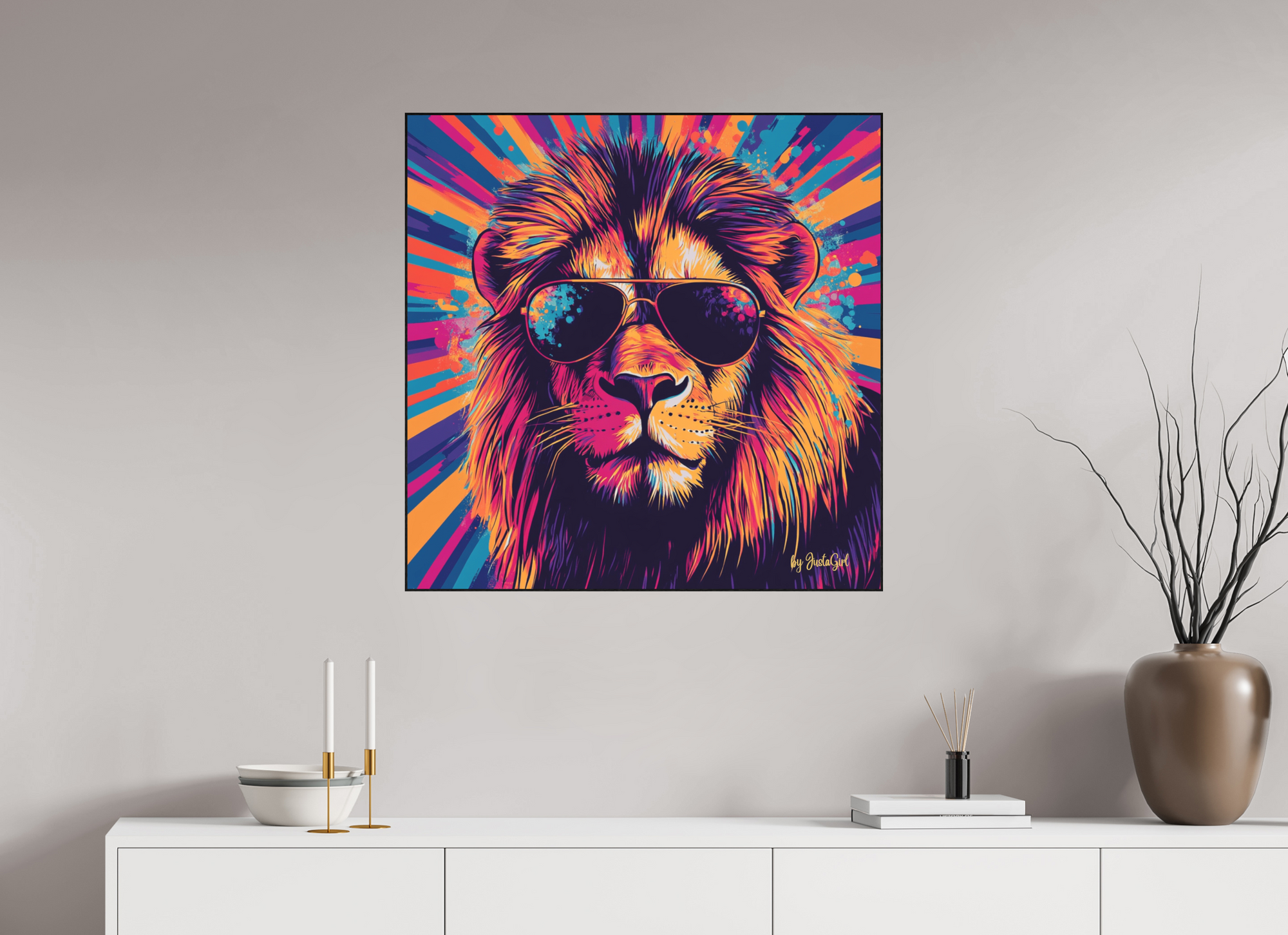 "King Cool" ist ein fesselndes Pop-Art-Porträt, das einen majestätischen Löwen mit Sonnenbrille in lebendigen Farben zeigt. Die markanten, dicken Linien betonen seine Gesichtszüge und die prachtvolle Mähne. Der Hintergrund ist ein dynamisches Muster aus Gelb, Orange und Rot, das im Pop-Art-Stil mit Streifen und Punkten gestaltet ist. Dieses Kunstwerk vereint Kraft, Coolness und eine spielerische Eleganz, die es zu einem echten Statement-Piece macht. Ein Muss für alle, die ihrem Raum einen Hauch von Pop-Art.