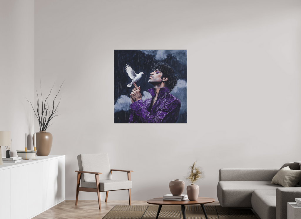 Ein figuratives Kunstwerk mit dem Titel "Purple Rain", das eine Hommage an den Musiker Prince darstellt. Das Kunstwerk hängt als Wand dekoration in einem Wohnzimmer das den Blick des Bildes mit Sofa, Couchtisch und Sideboard einfängt. Die Wand hat einen hellen grau-beigen Ton. Das Bild selber hat einen Artbox Rahmen in Eiche Schwarz. Designed, by Just a Girl