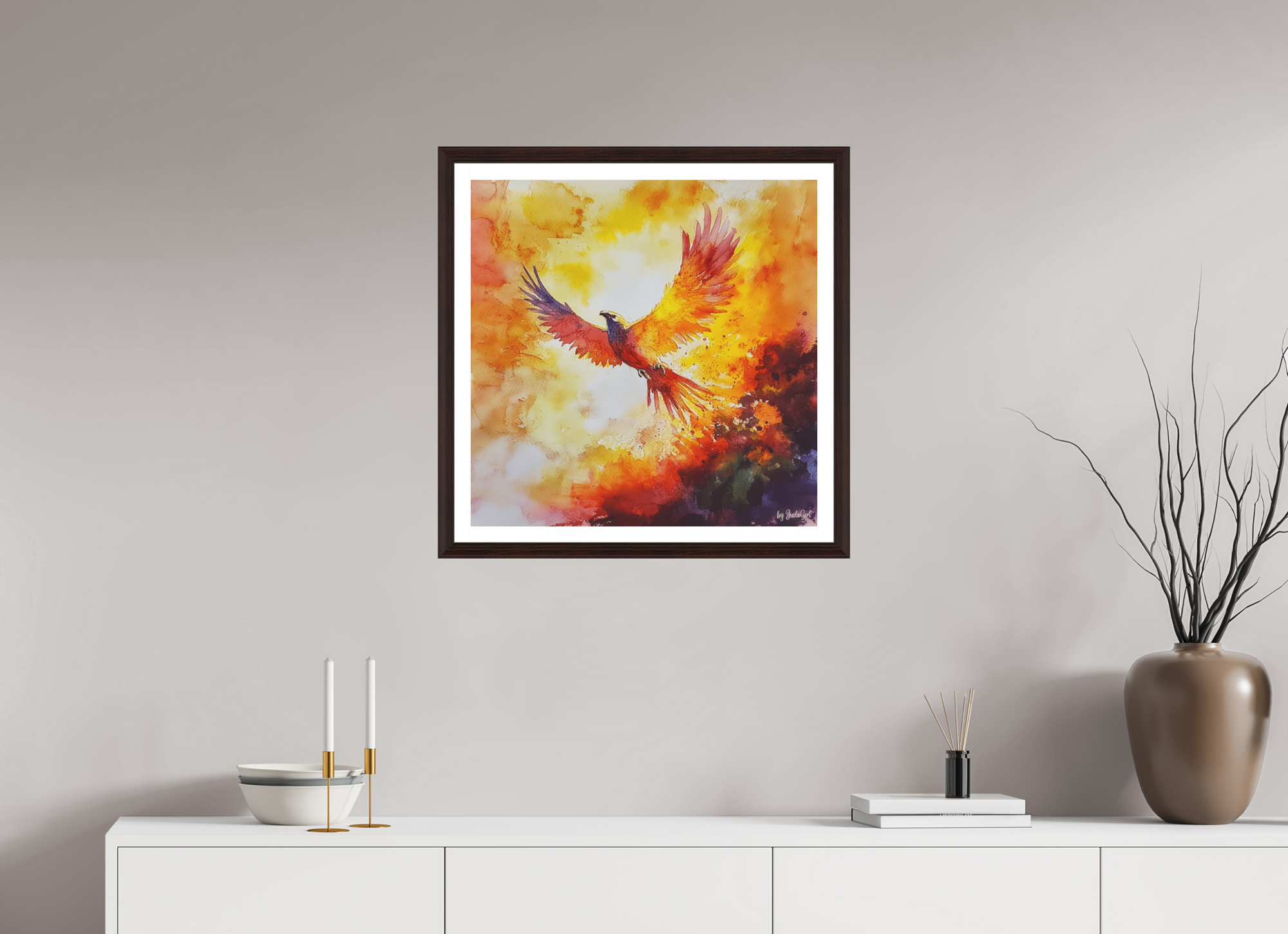 Das Kunstwerk "Rebirth trough Fire" - stilisierter Phoenis mit weit gespannten Flügeln, aufsteigend aus Feuer und Asche. Symbol für Wiedergeburt, Transformation und innere Stärke.  Hängend an der Wand oberhalb eines weißen Sideboards mit minimalischer Dekoration und einer sanften grau-beigen Wand. Designed, by Just a Girl.