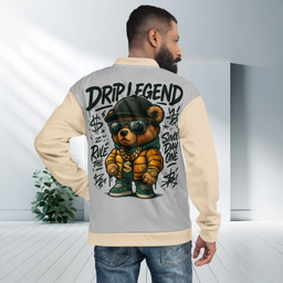 Streetwear-Jacke in beige - silbergrau mit großem Street-Bear-Design im Hip-Hop-Look auf der Rückseite, getragen von männlichem Model; markanter „Drip Legend“-Print mit Dollar-Symbolen und urbanem Graffiti-Style.
