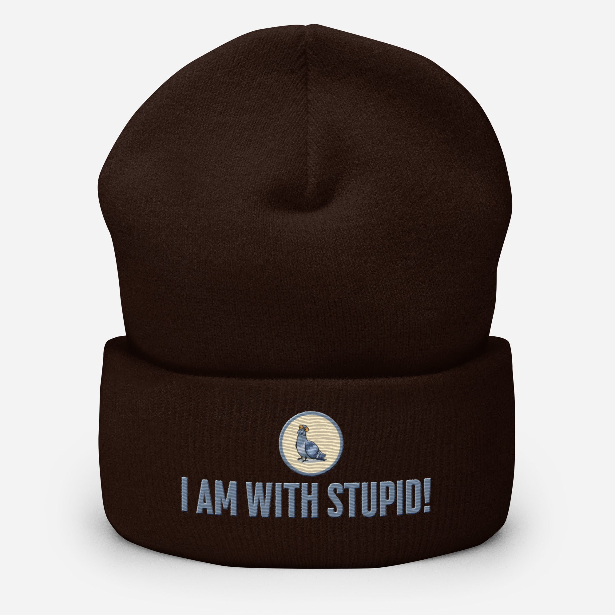Eine Maroon farbene Cuffed Beanie mit aufgesticktem Patch als Taube mit einem runden beige-grauen Rahmen auf der Vorderseite. Darunter ein Schriftzug mit Grossgeschriebenen Buchstaben "I Am with Stupid!" Designed, by Just a Girl.