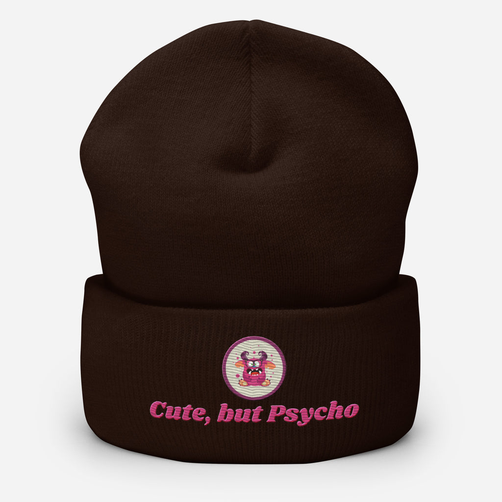 Eine Maroon farbene Cuffed Beanie mit aufgesticktem pinken monster gesicht in einem runden lila Rahmen auf der Vorderseite und "Cute but Psycho" Schrift darunter. Designed, by Just a Girl.