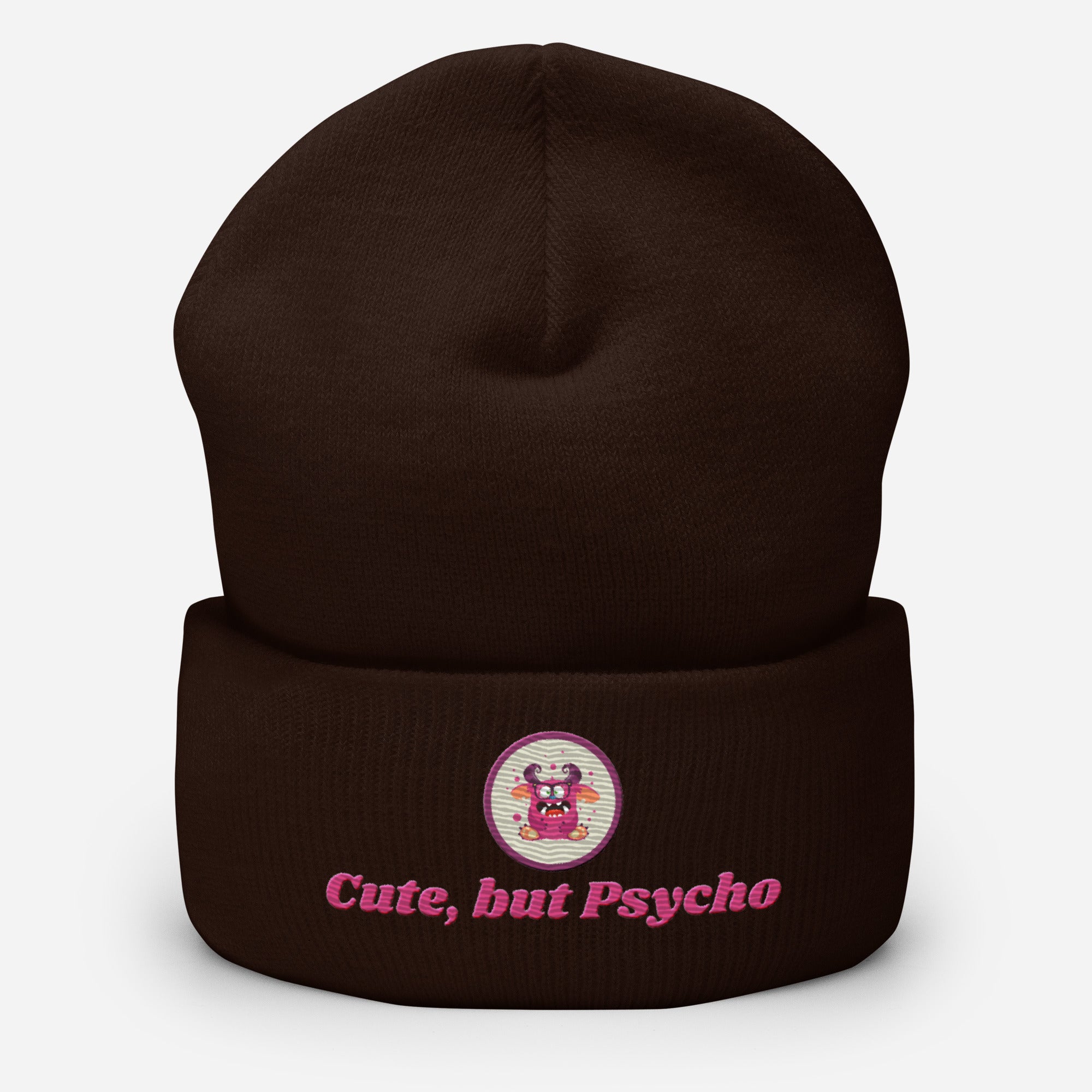 Eine Maroon farbene Cuffed Beanie mit aufgesticktem pinken monster gesicht in einem runden lila Rahmen auf der Vorderseite und "Cute but Psycho" Schrift darunter. Designed, by Just a Girl.