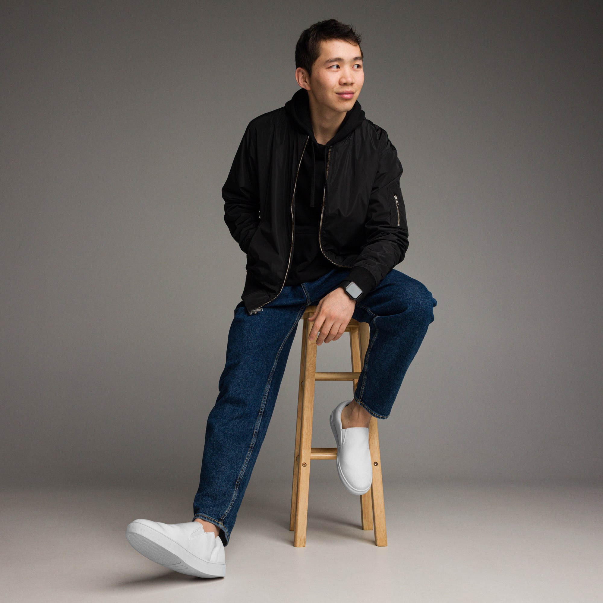 Ein Paar reinweißer Slip-On Canvas Schuhe, die auf einem weißen Hintergrund stehen. Die Schuhe sind schlicht und ohne Muster. Die Sohle ist ebenfalls weiß. Die Schuhe sind leicht nach links gedreht, sodass die Vorderseite beider Schuhe sichtbar ist.