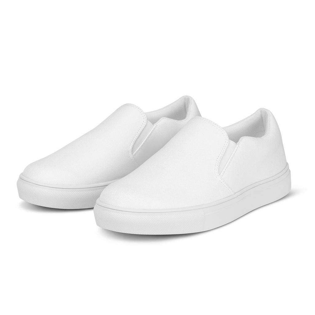 Ein Paar reinweißer Slip-On Canvas Schuhe, die auf einem weißen Hintergrund stehen. Die Schuhe sind schlicht und ohne Muster. Die Sohle ist ebenfalls weiß. Die Schuhe sind leicht nach links gedreht, sodass die Vorderseite beider Schuhe sichtbar ist.