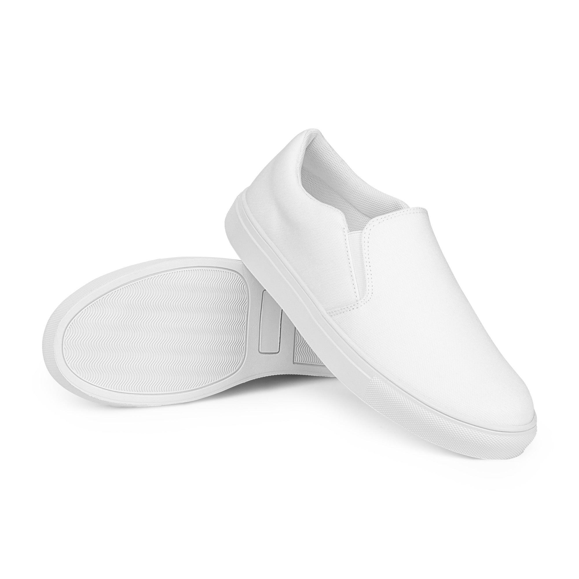 Ein Paar reinweißer Slip-On Canvas Schuhe, die auf einem weißen Hintergrund stehen. Die Schuhe sind schlicht und ohne Muster. Die Sohle ist ebenfalls weiß. Die Schuhe sind leicht nach links gedreht, sodass die Vorderseite beider Schuhe sichtbar ist.