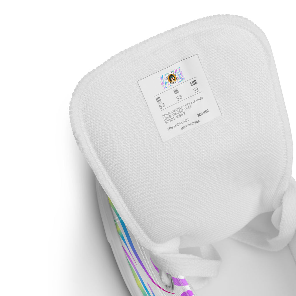 No Rules Damen High Top Canvas Schuhe mit der innen Ansicht der Schuhzunge auf das Etikett der Grössenangabe sowie das Logo. Designed, by Just a Girl.