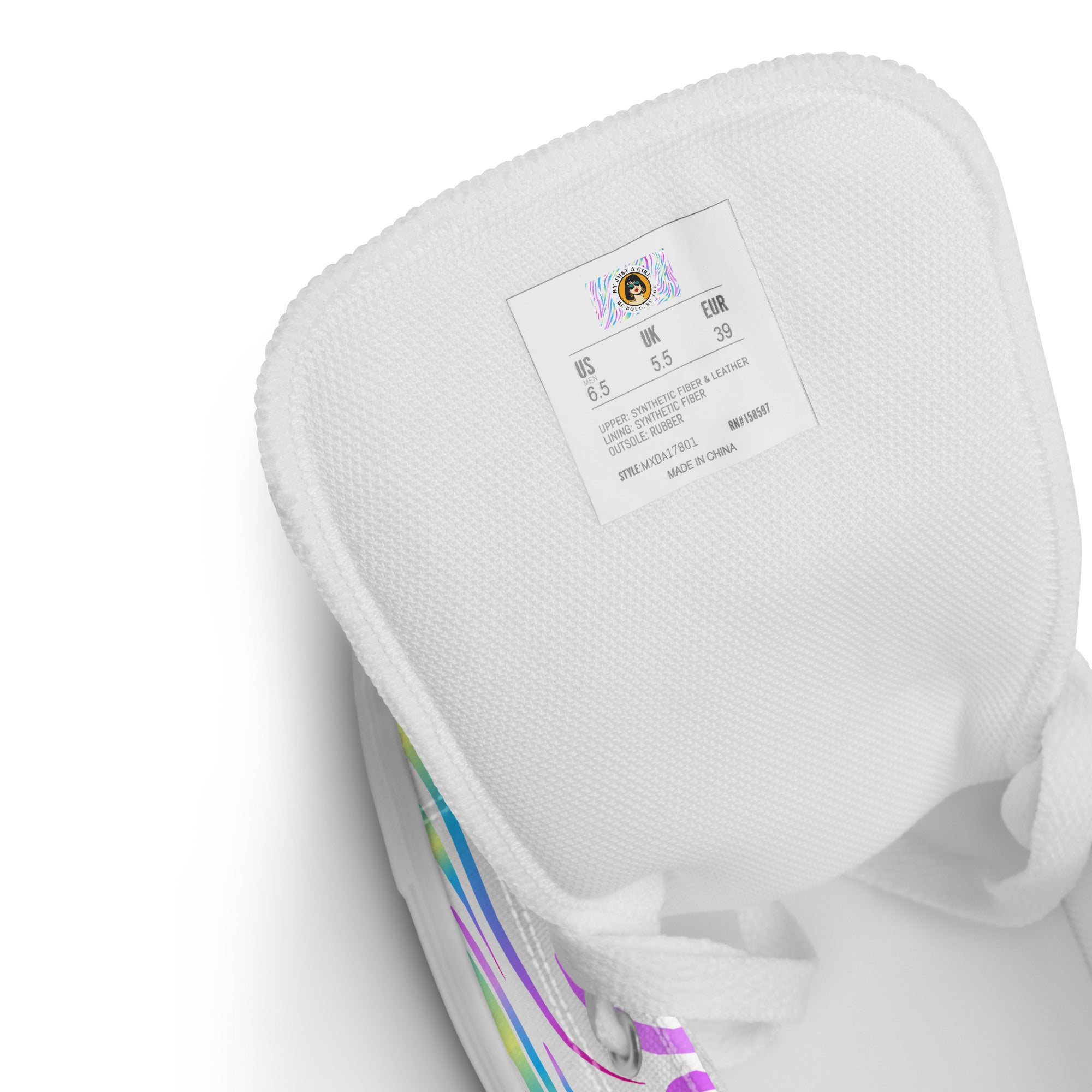 No Rules Damen High Top Canvas Schuhe mit der innen Ansicht der Schuhzunge auf das Etikett der Grössenangabe sowie das Logo. Designed, by Just a Girl.