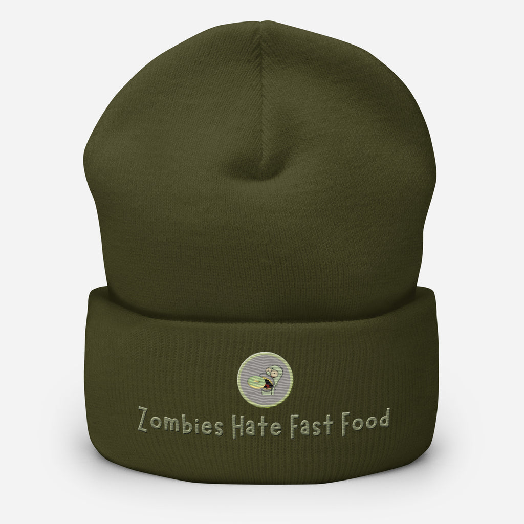Ein olivgrünes Cuffed Beanie mit aufgesticktem Patch von Homer und einem Donut mit einem grau-salbei farbenen Rahmen sowie einen Schriftzug darunter mit dem Satz "Zombies Hate Fast Food!" auf der Vorderseite. Designed, by Just a Girl.