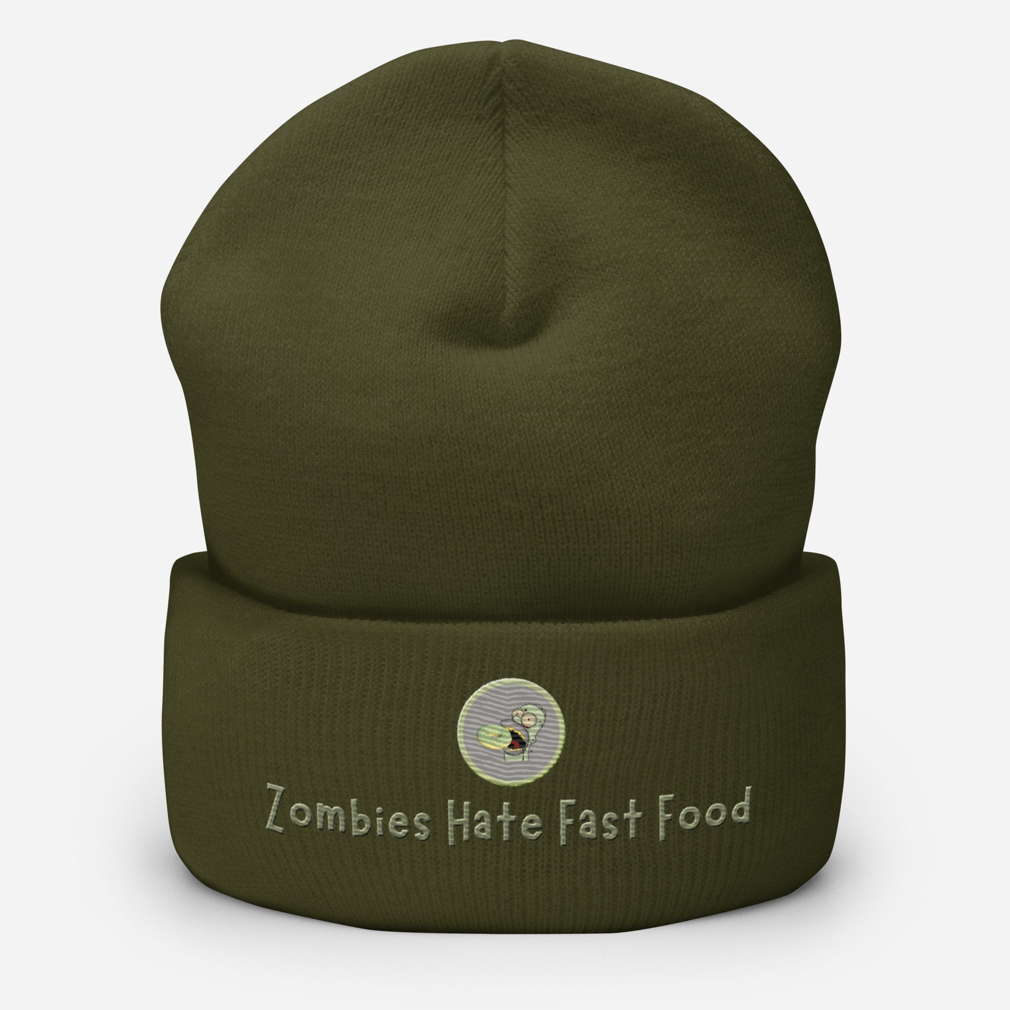 Ein olivgrünes Cuffed Beanie mit aufgesticktem Patch von Homer und einem Donut mit einem grau-salbei farbenen Rahmen sowie einen Schriftzug darunter mit dem Satz "Zombies Hate Fast Food!" auf der Vorderseite. Designed, by Just a Girl.