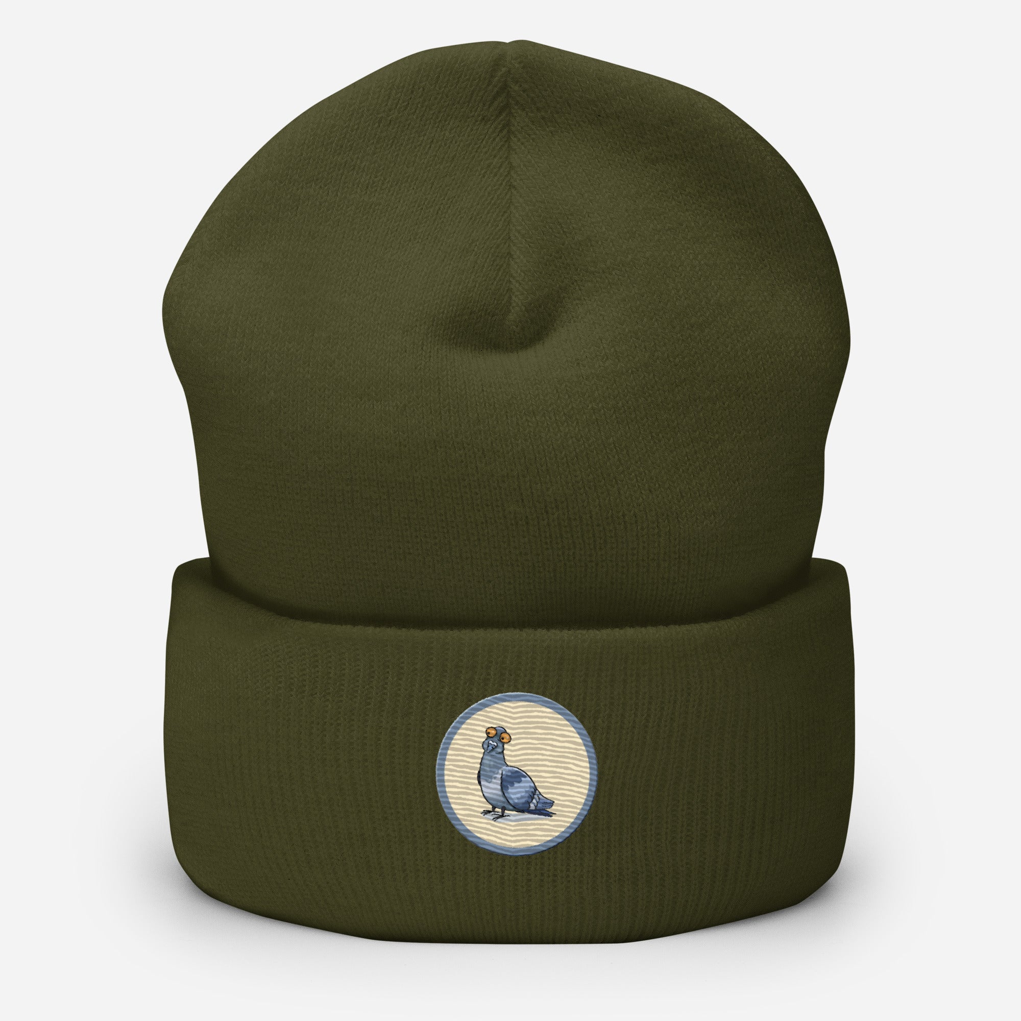 Eine Olivgrüne Cuffed Beanie mit aufgestckter Taube in einem grau-beigen rundem Rahmen auf der Vorderseite. Designed, by Just a Girl.