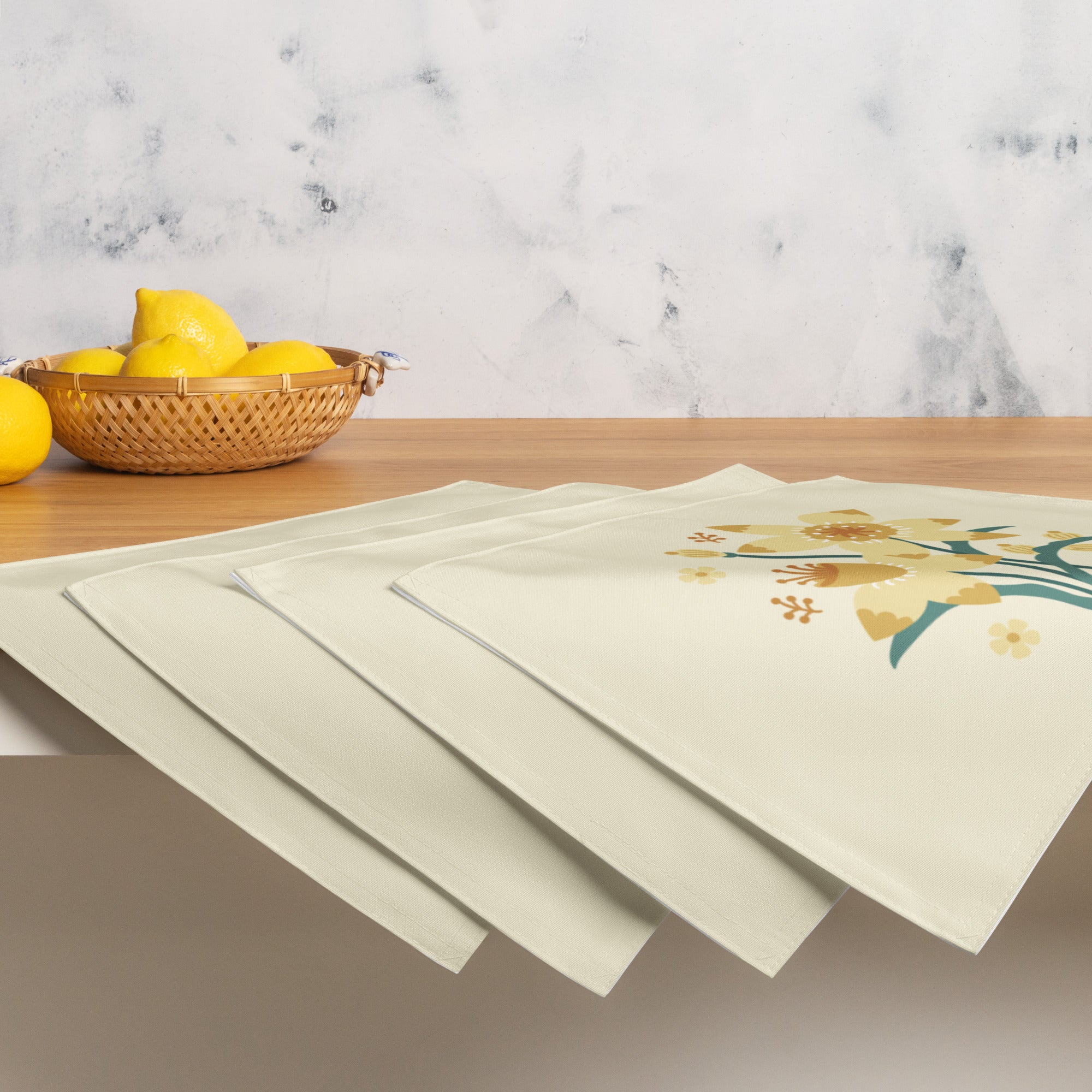 Set aus vier rechteckigen cremefarbenen Tischuntersetzern mit einer zentralen floralen Illustration von gelben Narzissen und kleinen orangen Blüten