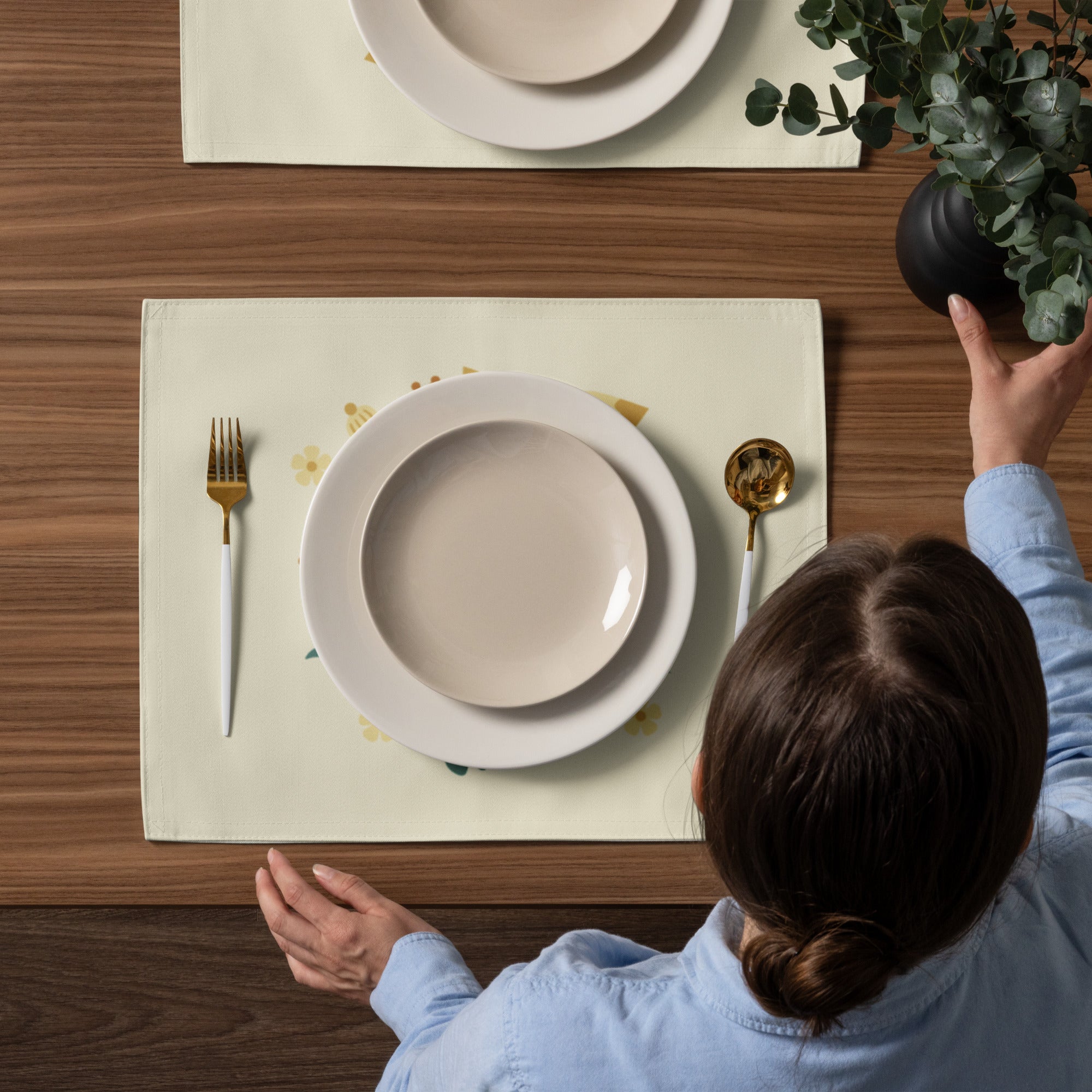Set aus vier rechteckigen cremefarbenen Tischuntersetzern mit einer zentralen floralen Illustration von gelben Narzissen und kleinen orangen Blüten