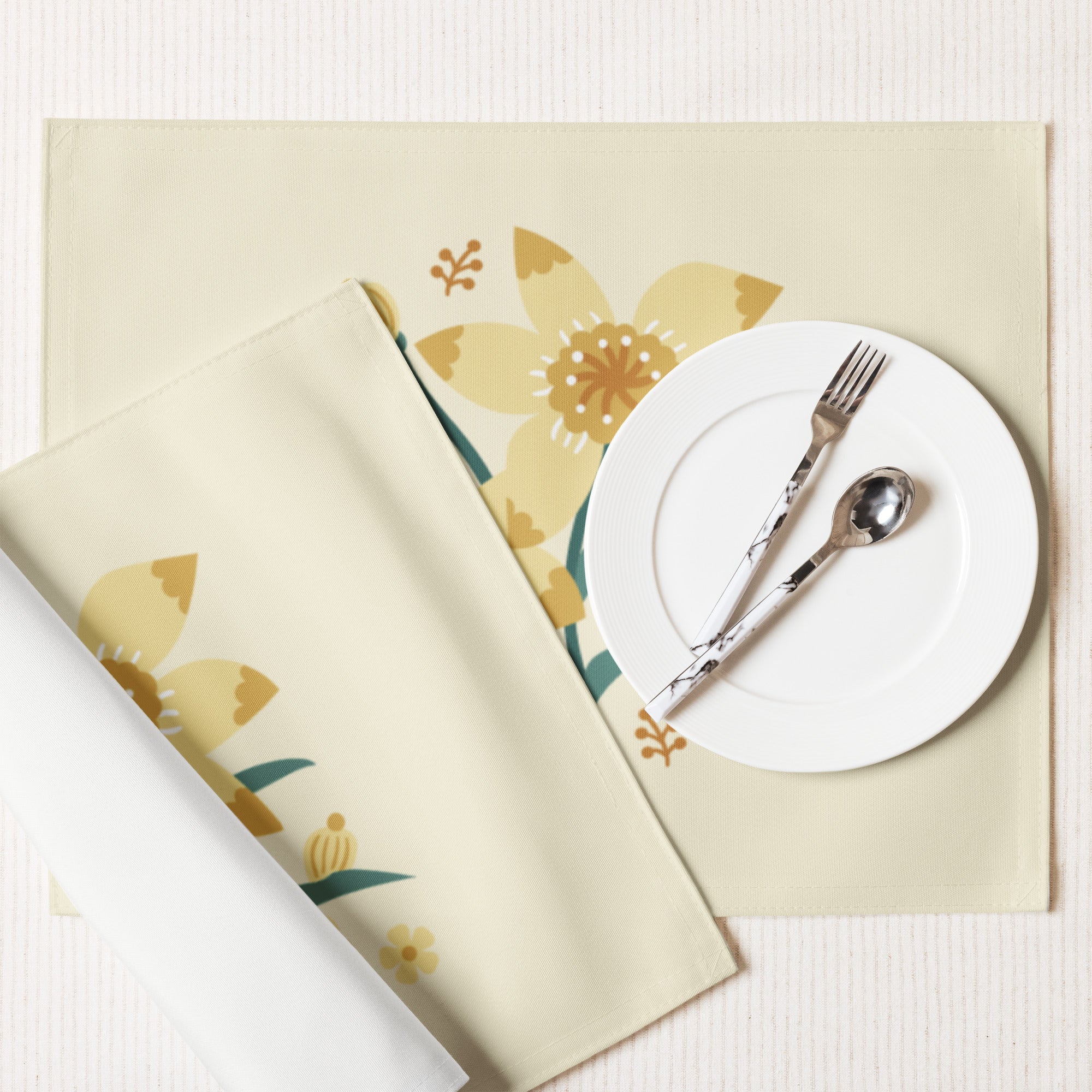 Set aus vier rechteckigen cremefarbenen Tischuntersetzern mit einer zentralen floralen Illustration von gelben Narzissen und kleinen orangen Blüten