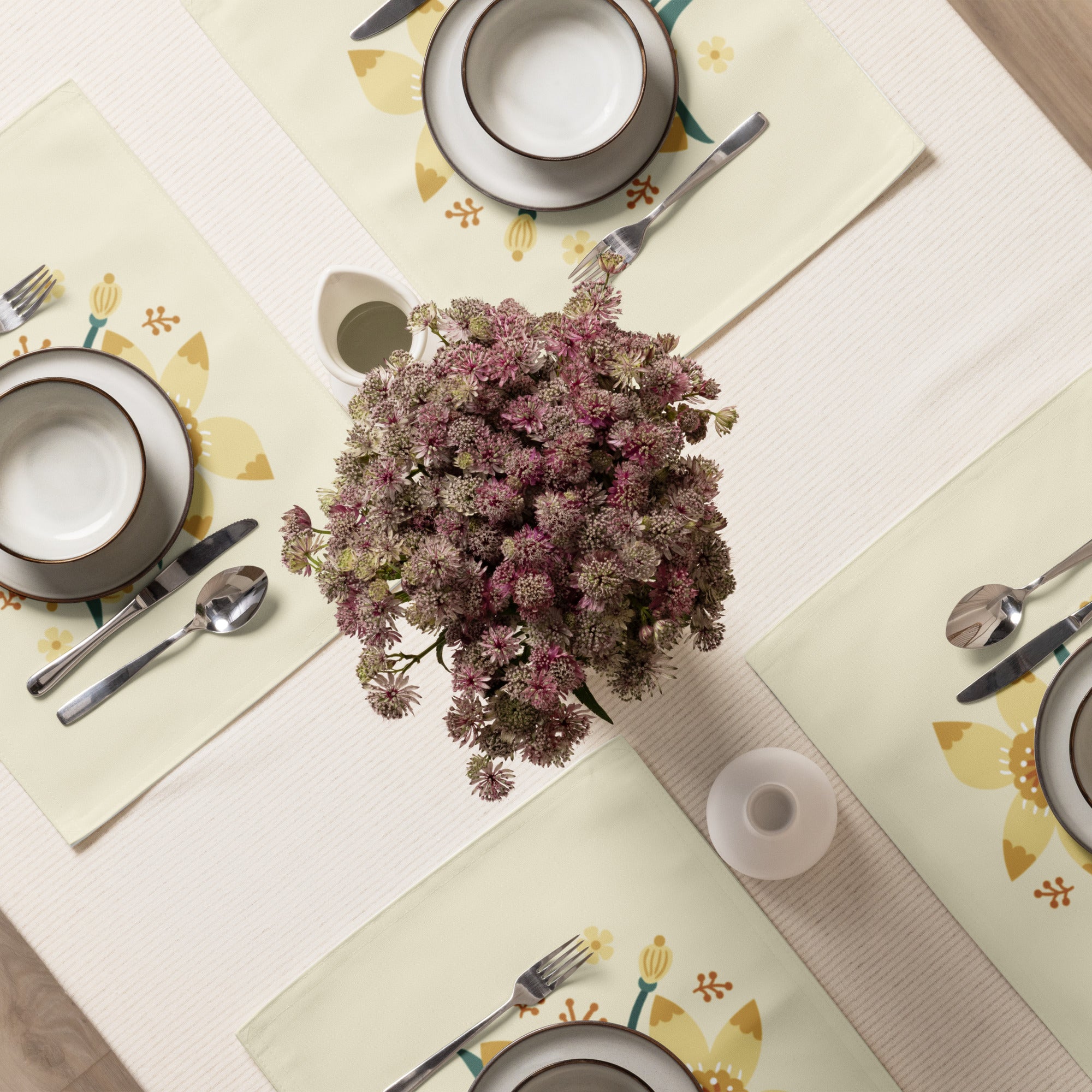 Set aus vier rechteckigen cremefarbenen Tischuntersetzern mit einer zentralen floralen Illustration von gelben Narzissen und kleinen orangen Blüten