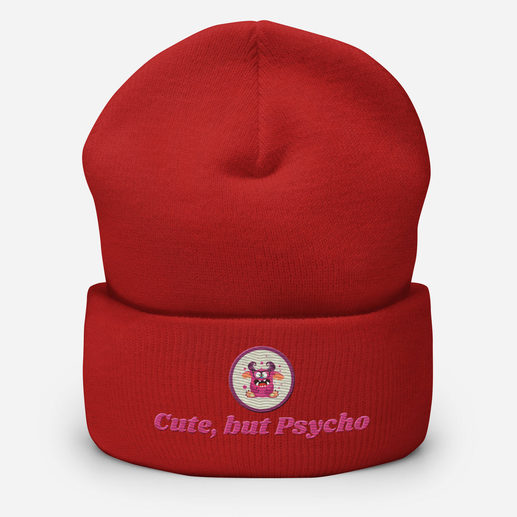 Eine Rote Cuffed Beanie mit aufgesticktem pinken monster gesicht in einem runden lila Rahmen auf der Vorderseite und "Cute but Psycho" Schrift darunter. Designed, by Just a Girl.