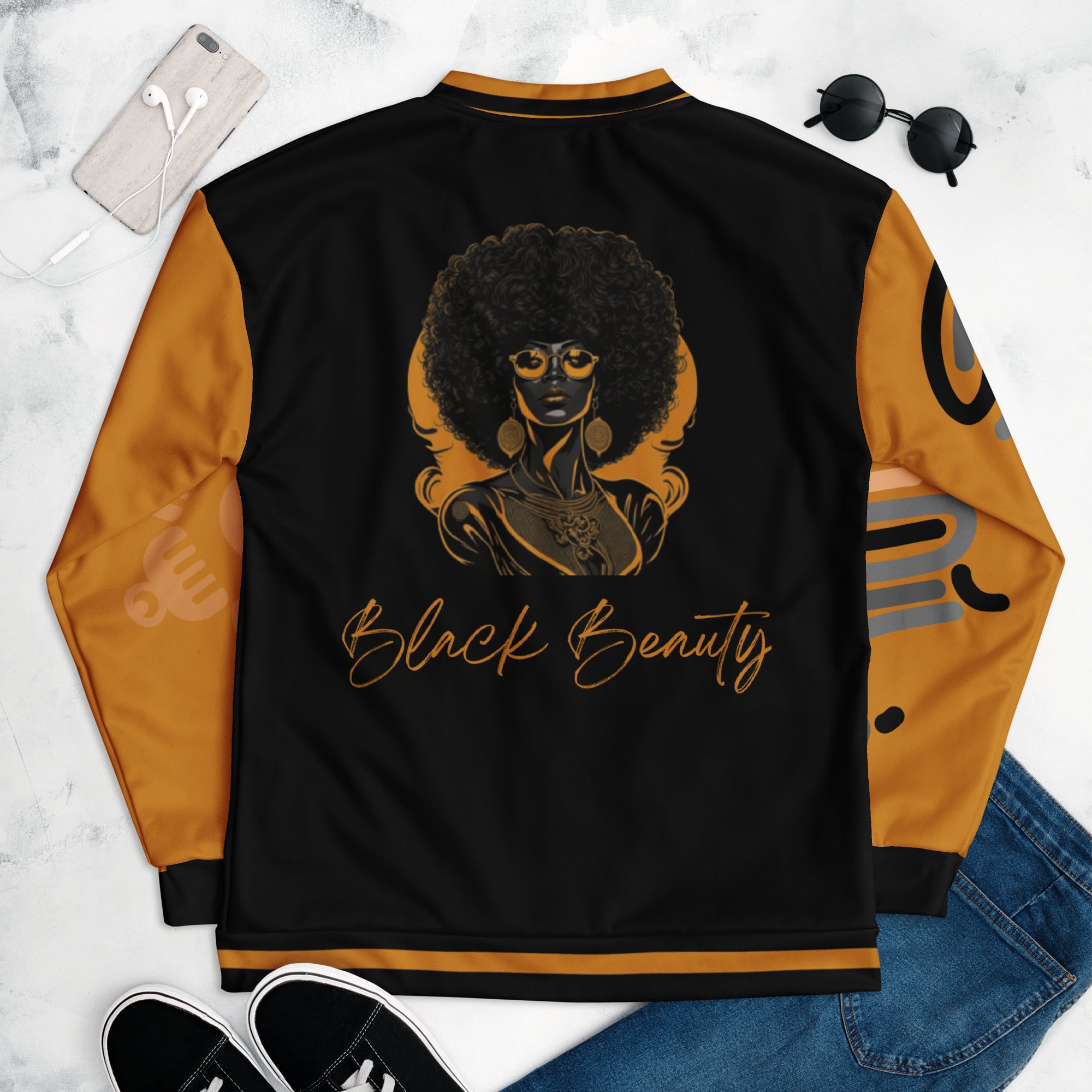 Die Rückenansicht der Jacke "Black Beauty" präsentiert mit Jeans, Sneakern und Sonnenbrille als Dekoration und zeigt den alltäglichen Streetwear Look. Designed, by Just a Girl.