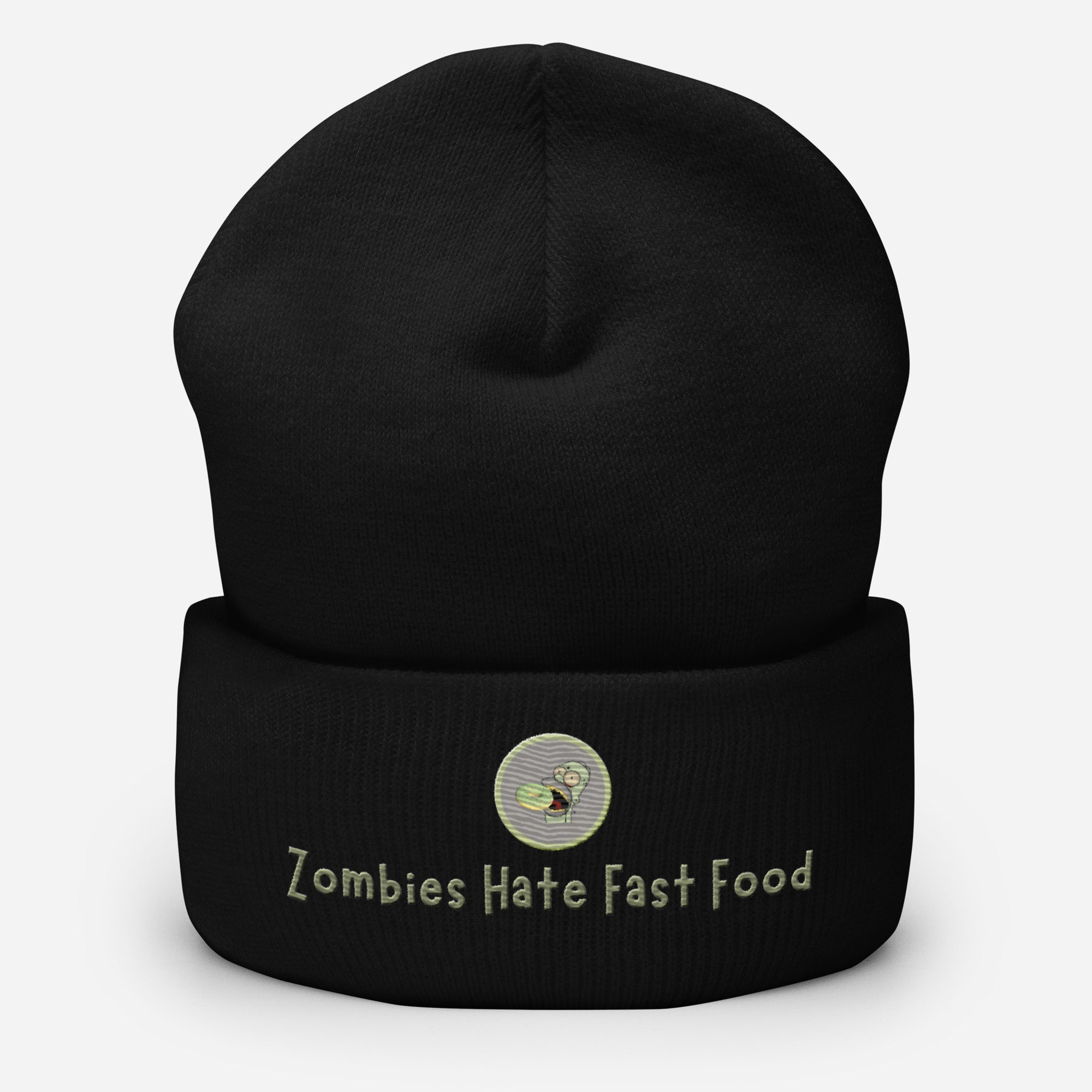 Eine schwarze Cuffed Beanie mit aufgesticktem Patch von Homer und einem Donut mit einem grau-salbei farbenen Rahmen sowie einen Schriftzug darunter mit dem Satz "Zombies Hate Fast Food!" auf der Vorderseite. Designed, by Just a Girl.