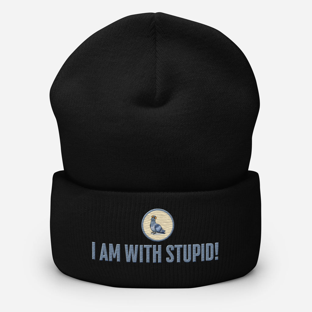 Eine schwarze Cuffed Beanie mit aufgesticktem Patch als Taube mit einem runden beige-grauen Rahmen auf der Vorderseite. Darunter ein Schriftzug mit Grossgeschriebenen Buchstaben "I Am with Stupid!" Designed, by Just a Girl.