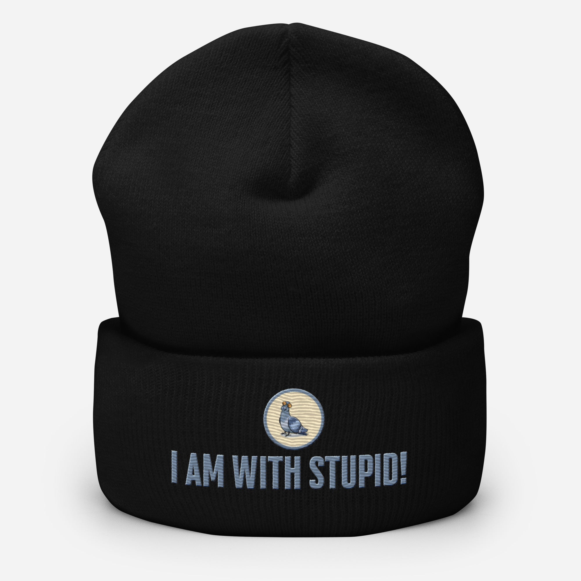 Eine schwarze Cuffed Beanie mit aufgesticktem Patch als Taube mit einem runden beige-grauen Rahmen auf der Vorderseite. Darunter ein Schriftzug mit Grossgeschriebenen Buchstaben "I Am with Stupid!" Designed, by Just a Girl.
