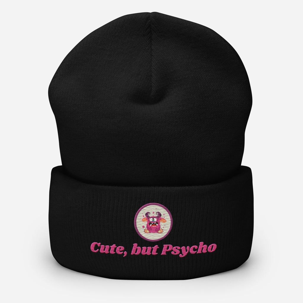 Eine Schwarze Cuffed Beanie mit aufgesticktem pinken monster gesicht in einem runden lila Rahmen auf der Vorderseite und "Cute but Psycho" Schrift darunter. Designed, by Just a Girl.