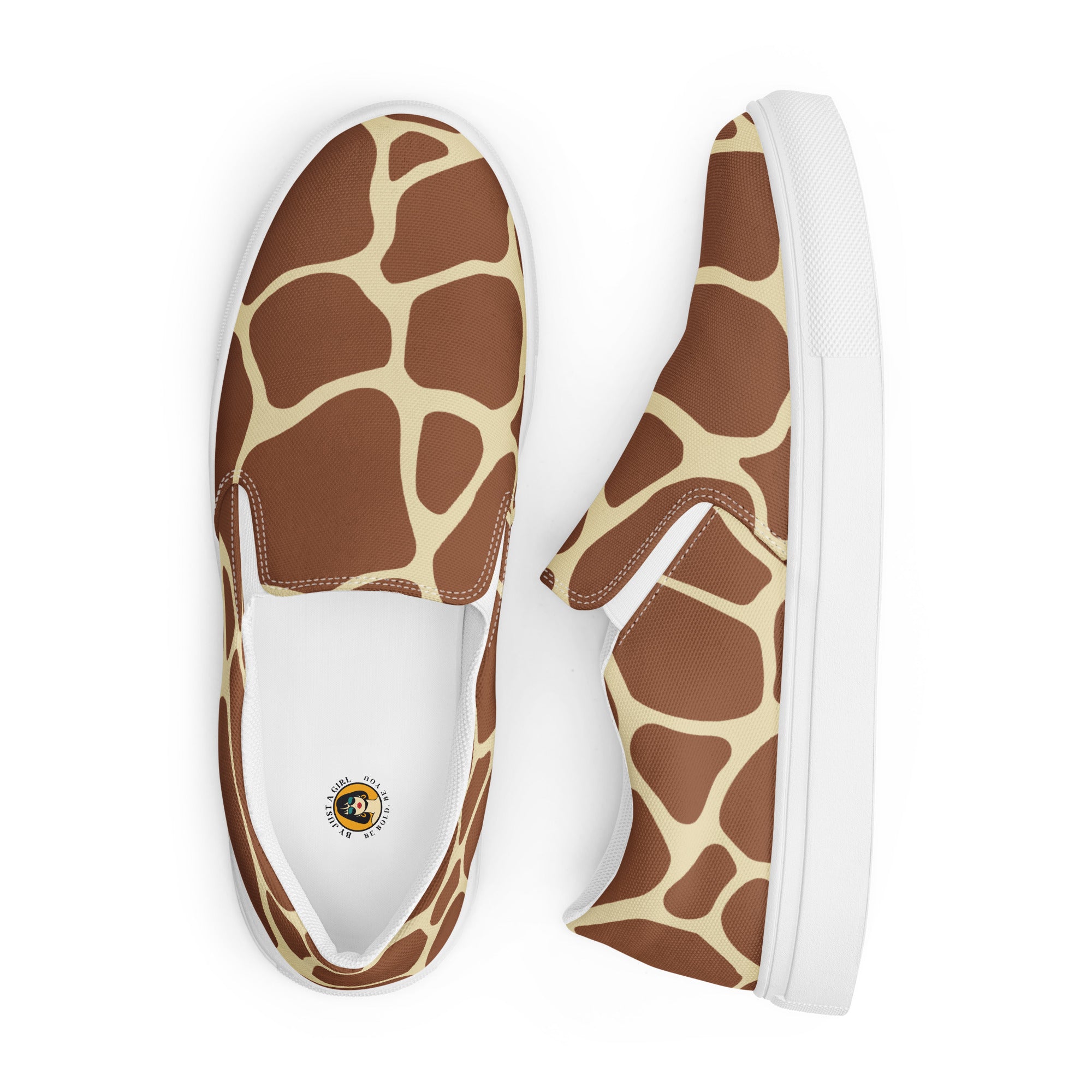 Die Schuhe werden angezeigt einer von oben und der andere liegt seitlich daneben vor einem weißen Hintergrund mit einem Giraffenmuster in Brauntönen und Creme auf einem hellen Hintergrund. Designed, by Just a Girl.