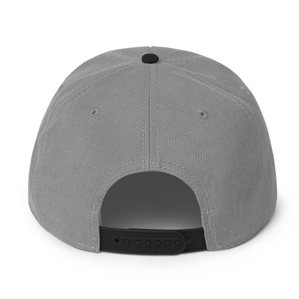 grau schwarze Snapback Cap mit einem farbigen, grimmig aussehenden Monster- oder Felsenwesen-Emblem auf der Vorderseite.