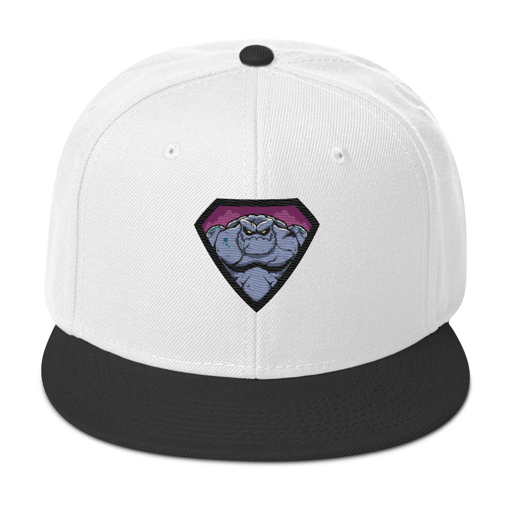 weiß schwarze Snapback Cap mit einem farbigen, grimmig aussehenden Monster- oder Felsenwesen-Emblem auf der Vorderseite.